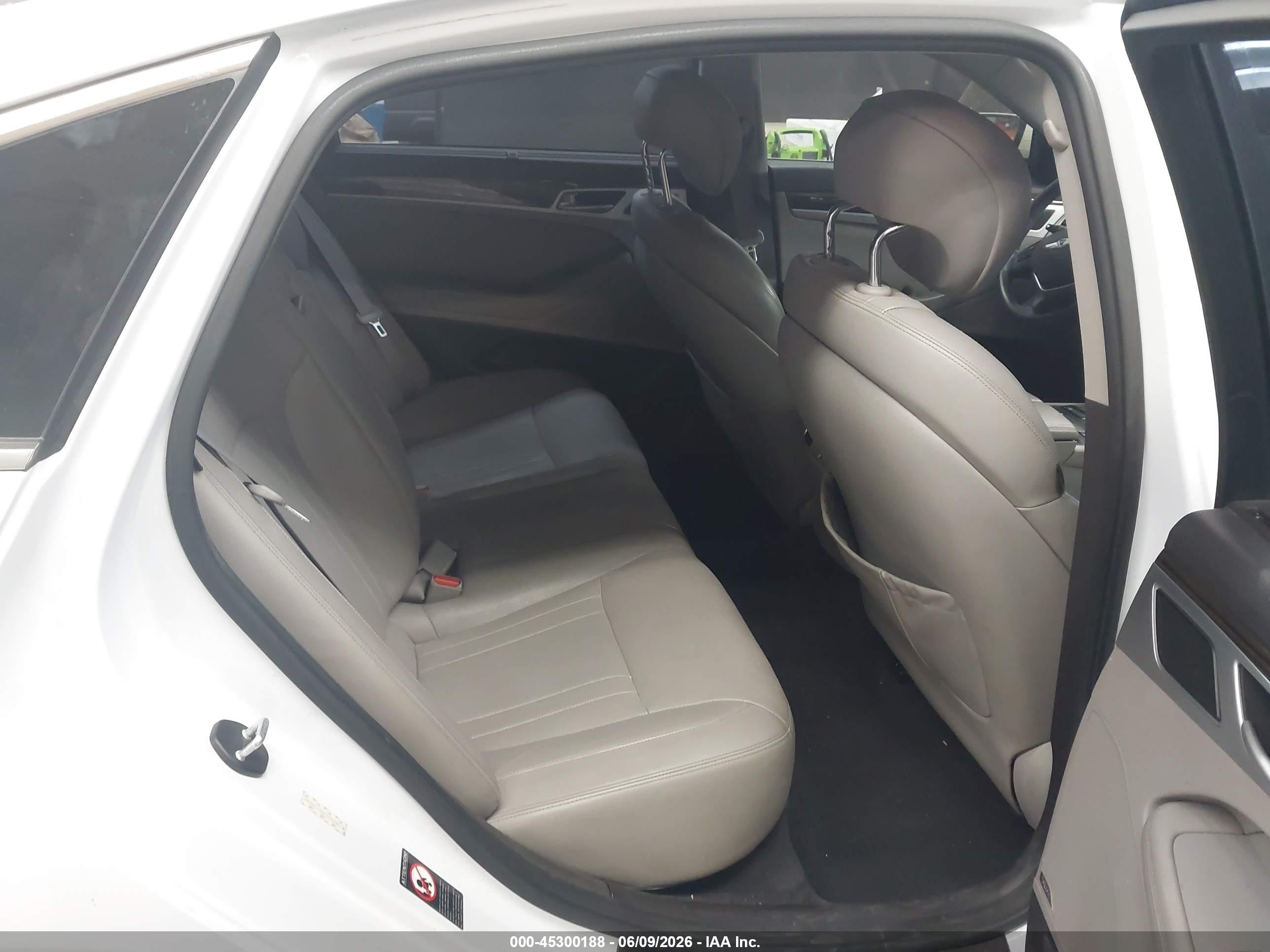 2015 Hyundai Genesis 3.8 White vin: KMHGN4JE6FU034684