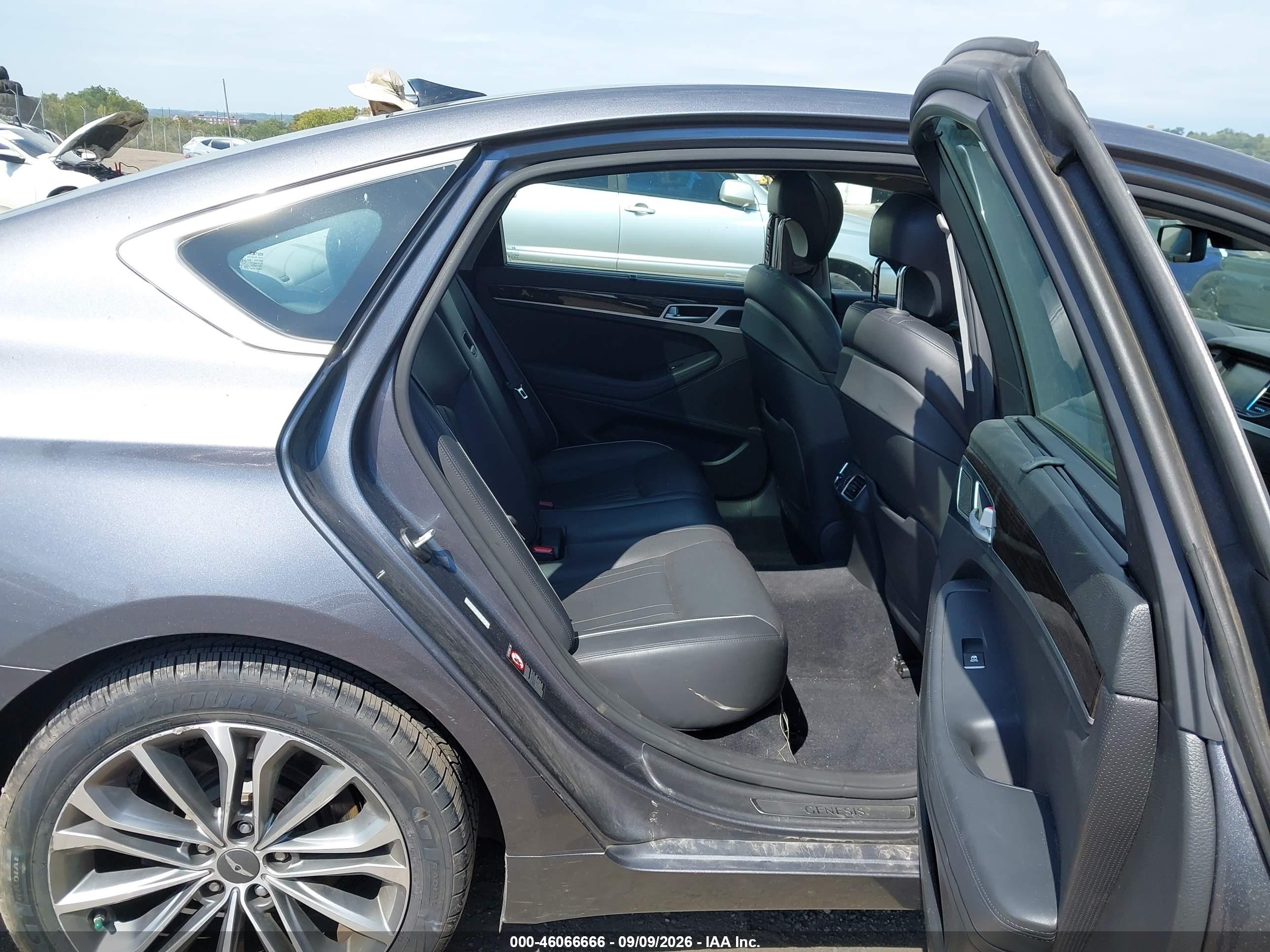2015 Hyundai Genesis 3.8 Gray vin: KMHGN4JE6FU101543