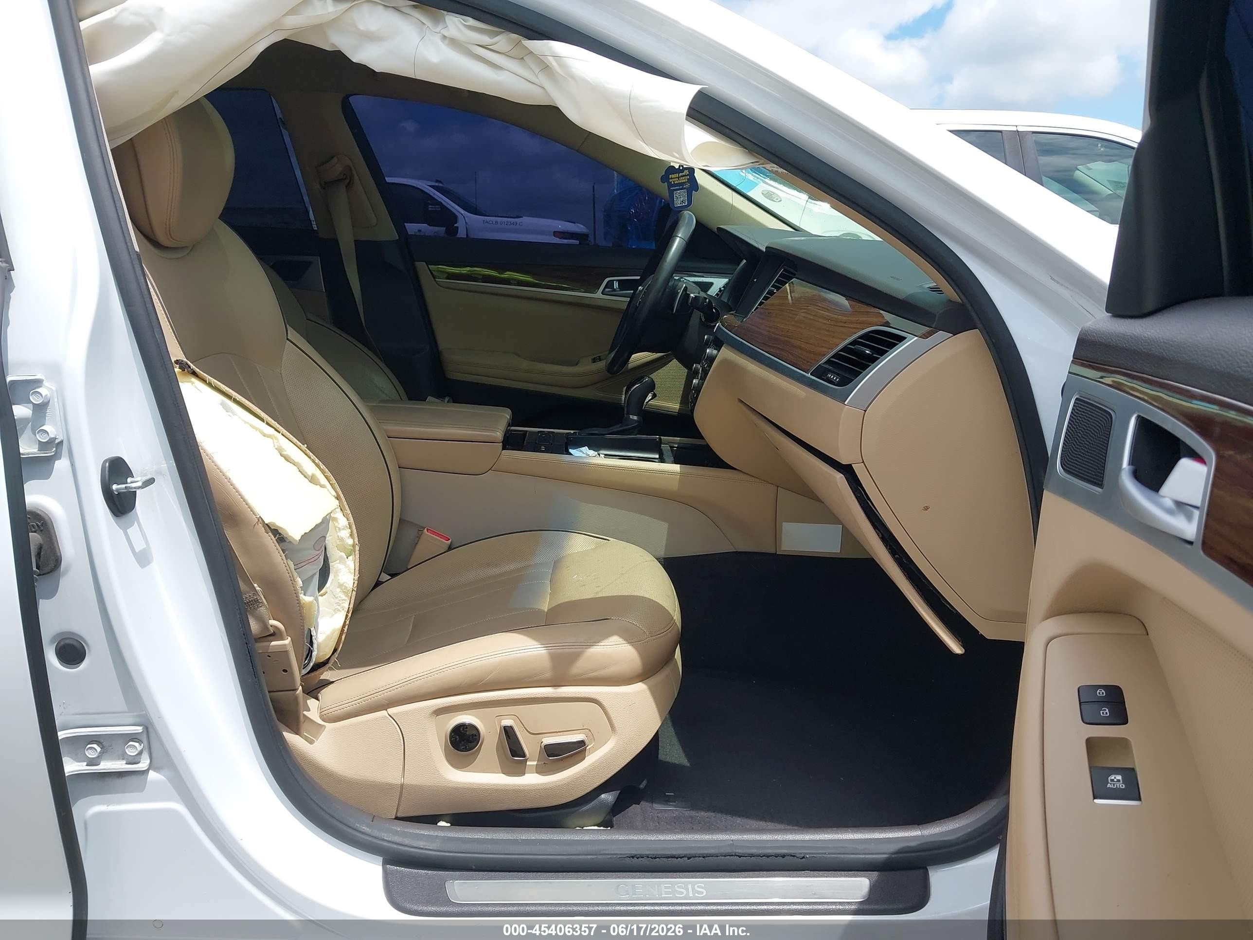2015 Hyundai Genesis 3.8 White vin: KMHGN4JE7FU017117