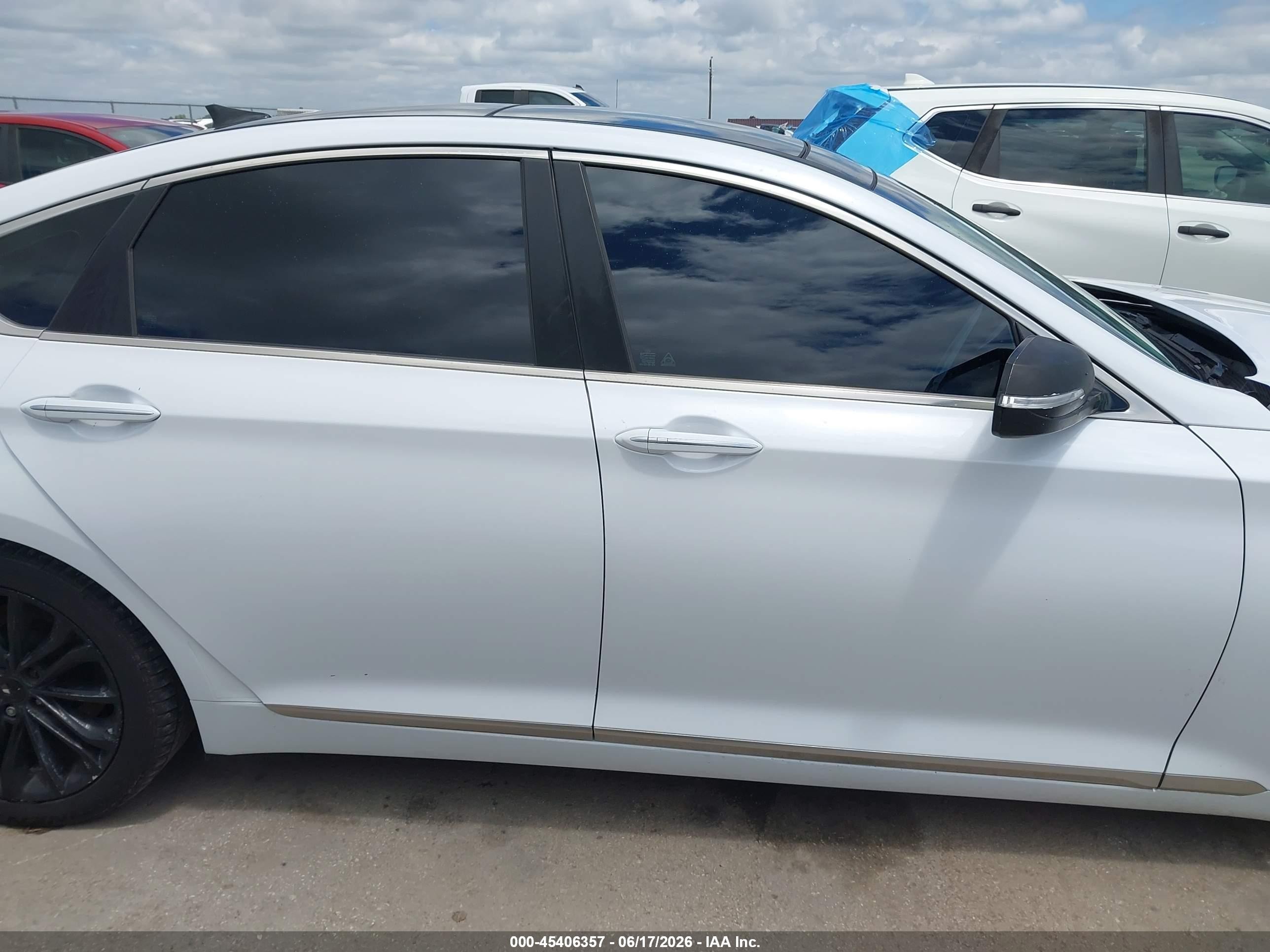 2015 Hyundai Genesis 3.8 White vin: KMHGN4JE7FU017117