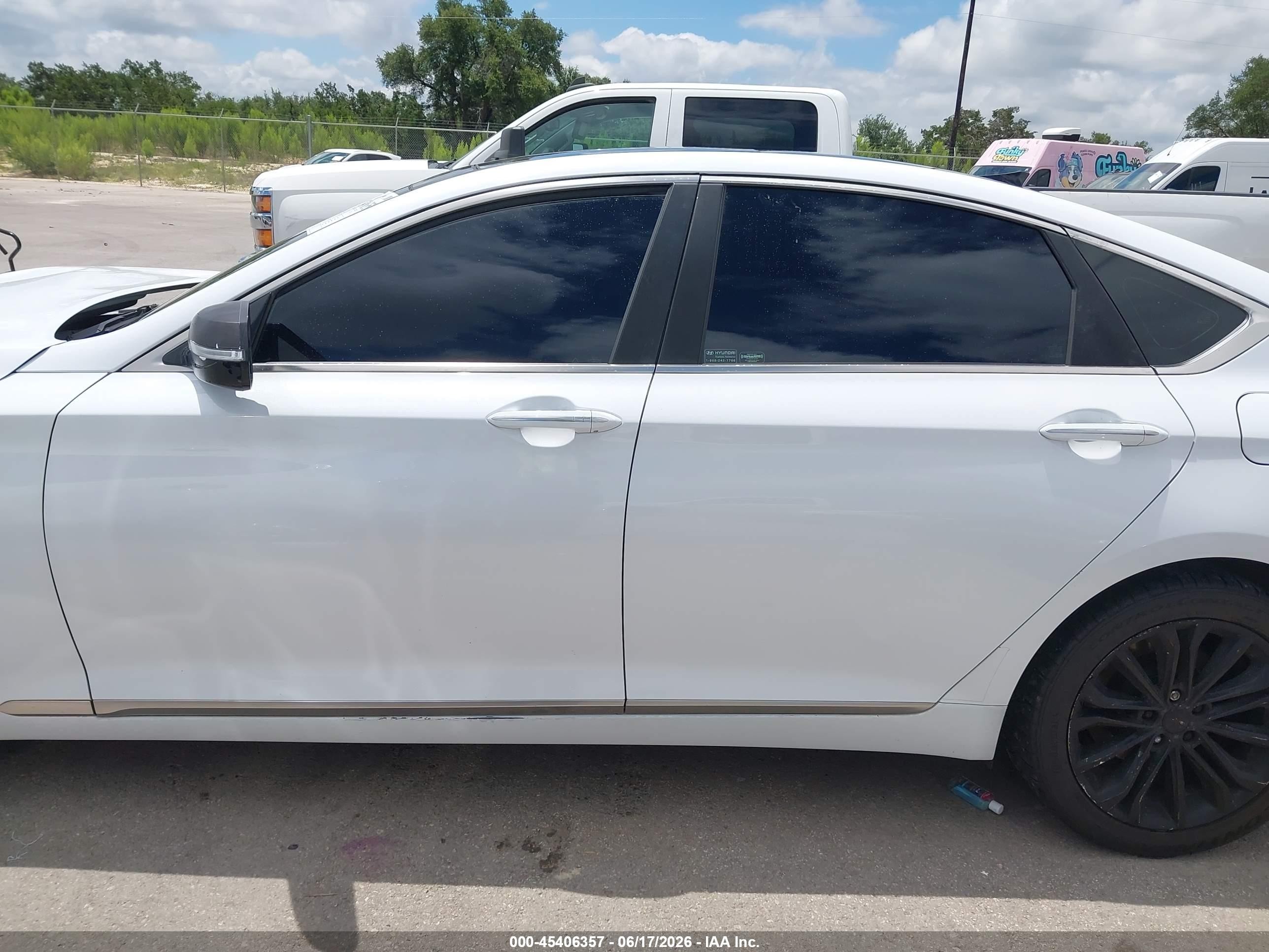 2015 Hyundai Genesis 3.8 White vin: KMHGN4JE7FU017117