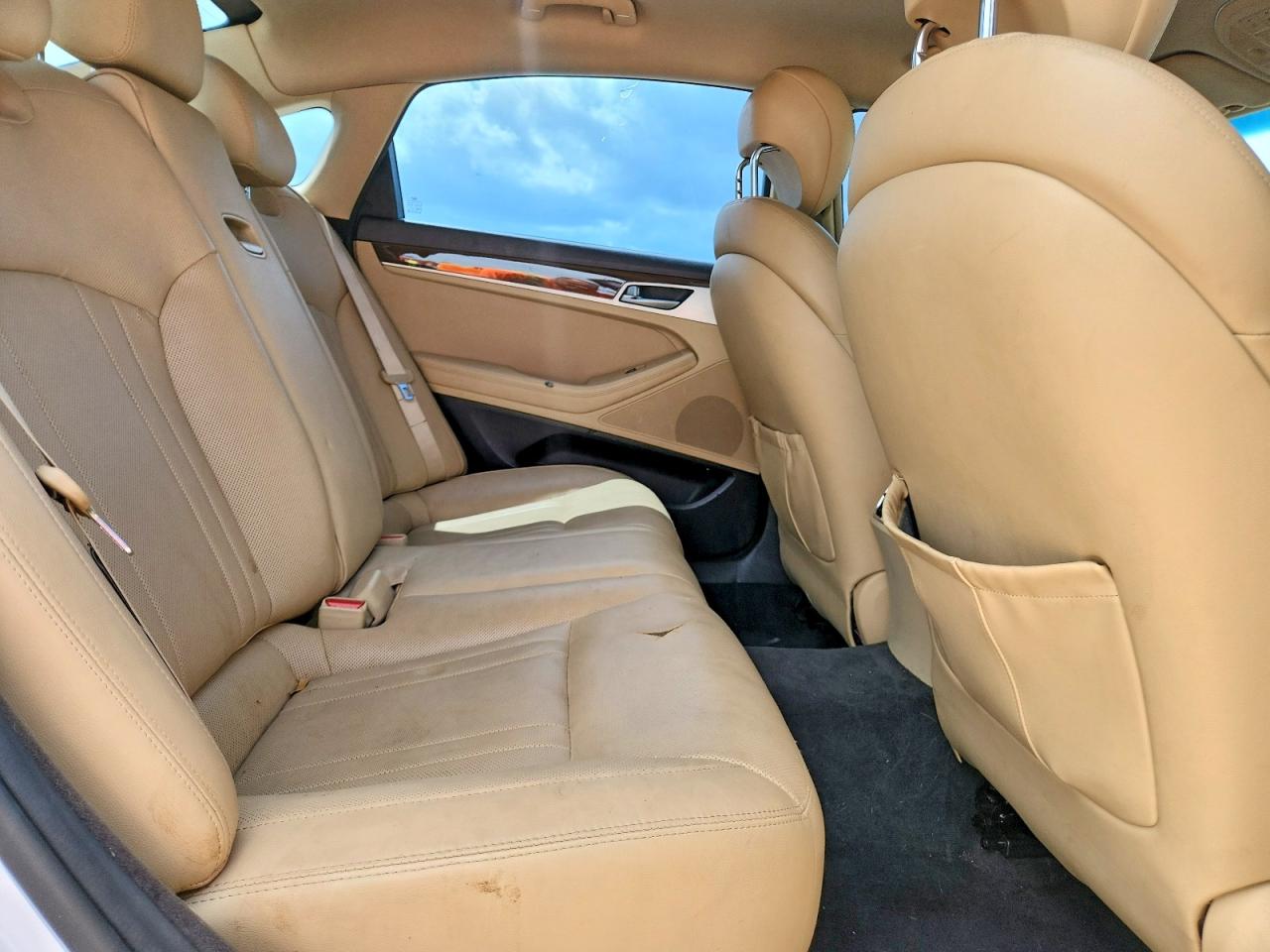 2015 Hyundai Genesis 3.8l White vin: KMHGN4JE7FU054426