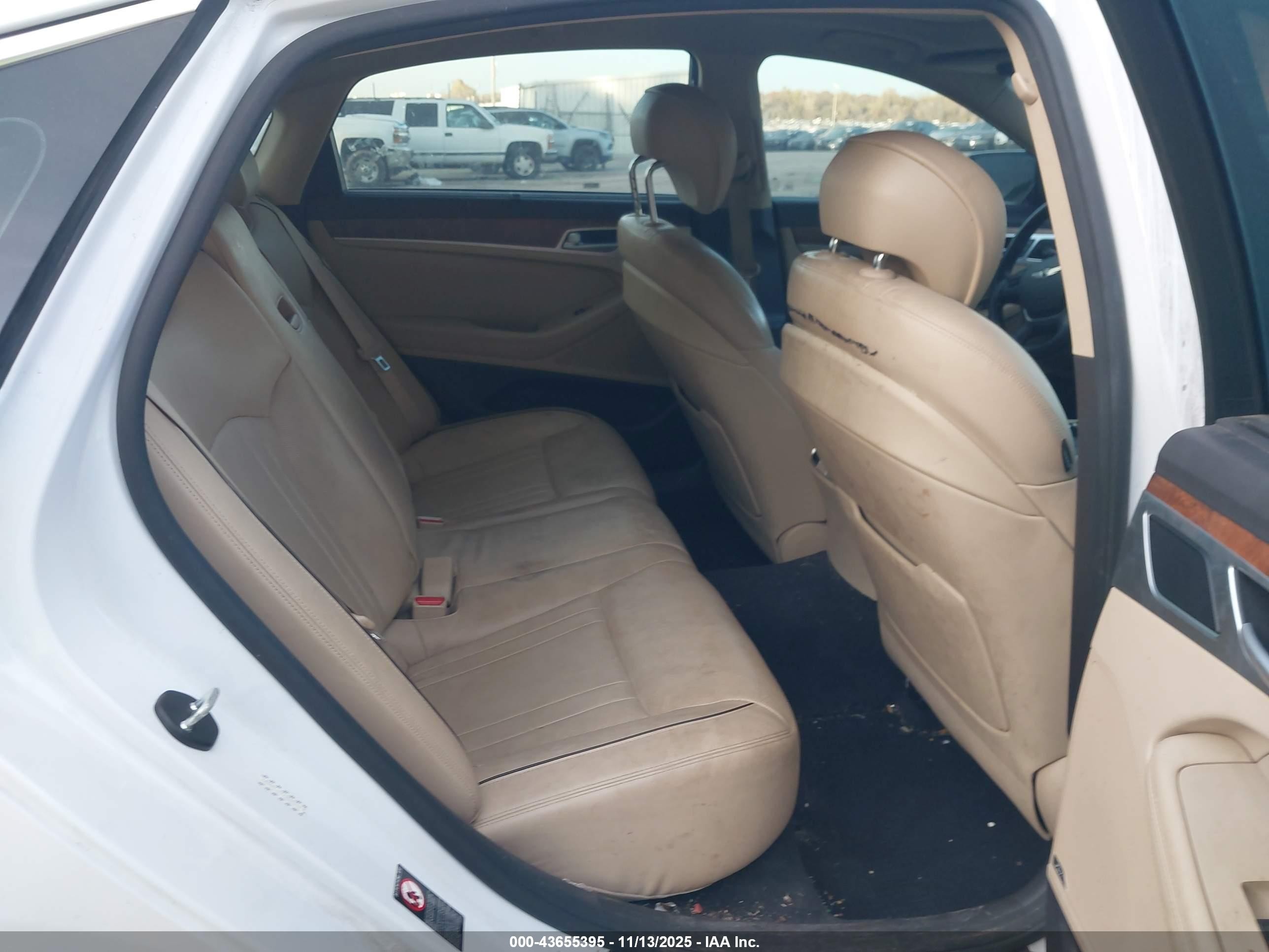 2015 Hyundai Genesis 3.8 White vin: KMHGN4JE7FU085238