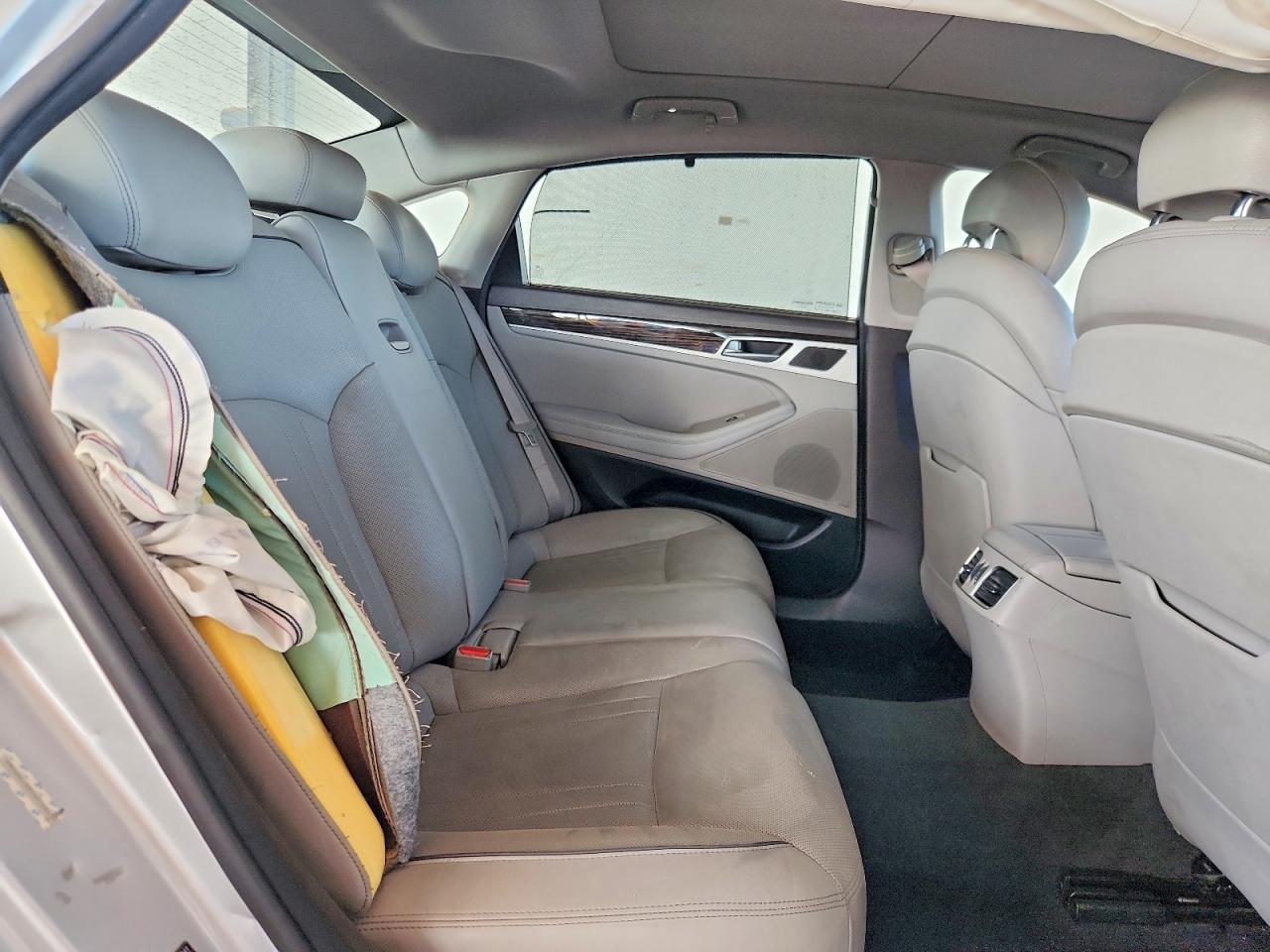 2015 Hyundai Genesis 3.8l Silver vin: KMHGN4JE8FU016851