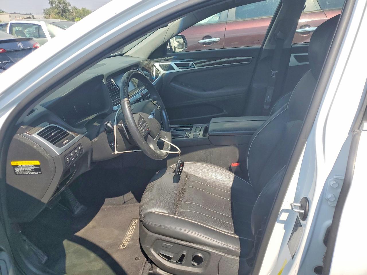 2015 Hyundai Genesis 3.8l Белый vin: KMHGN4JE8FU033987