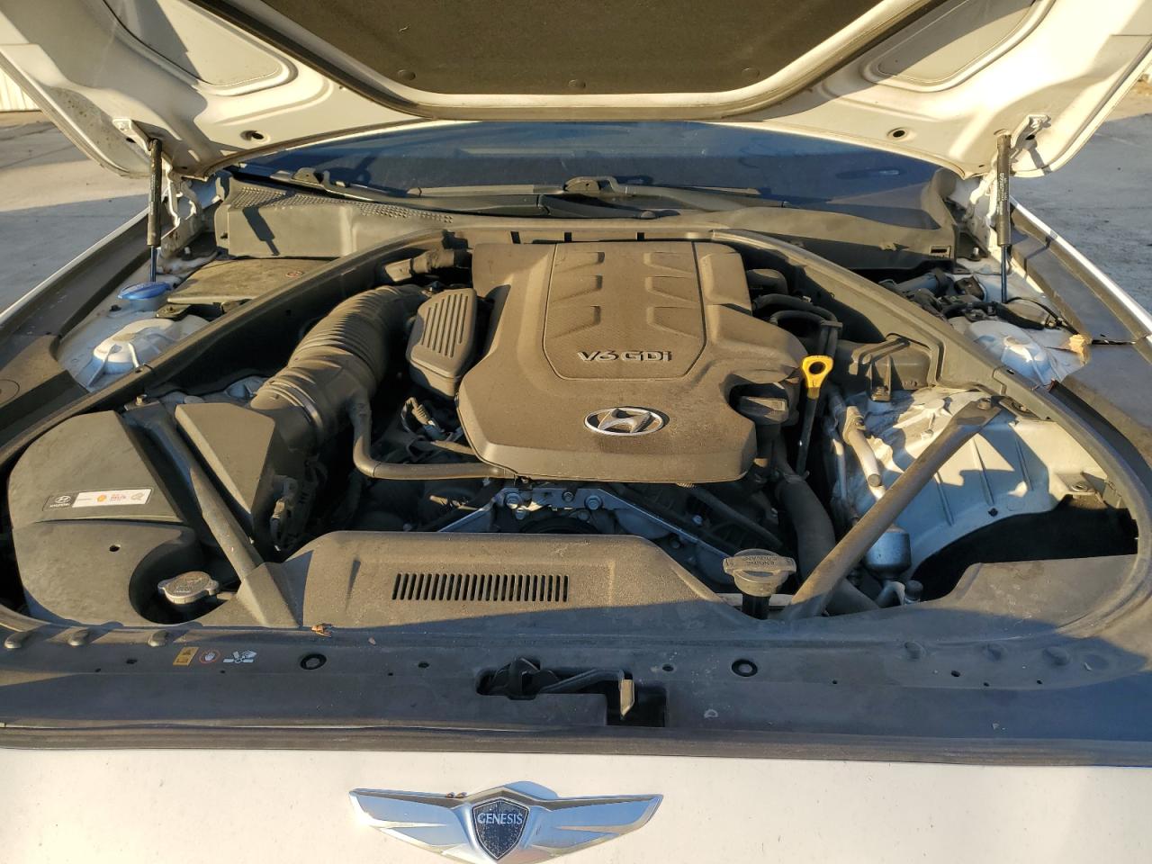 2015 Hyundai Genesis 3.8l White vin: KMHGN4JE8FU050370