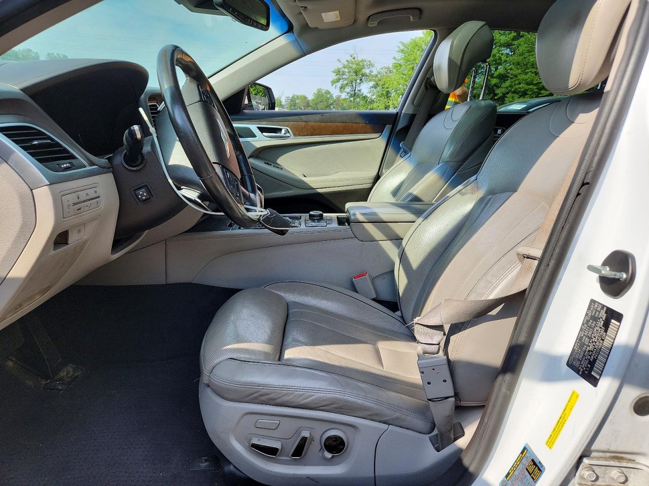 2015 Hyundai Genesis 3.8l White vin: KMHGN4JE8FU073907