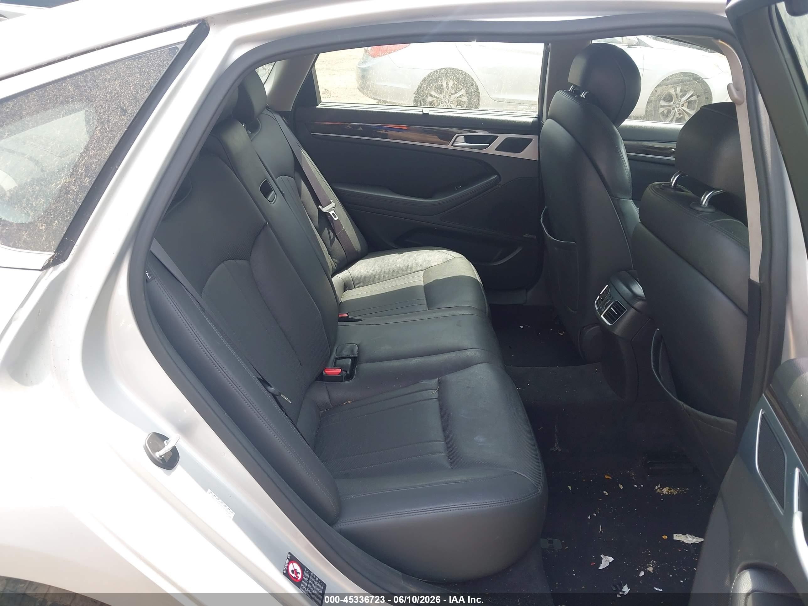 2015 Hyundai Genesis 3.8 Серебряный vin: KMHGN4JE8FU100281