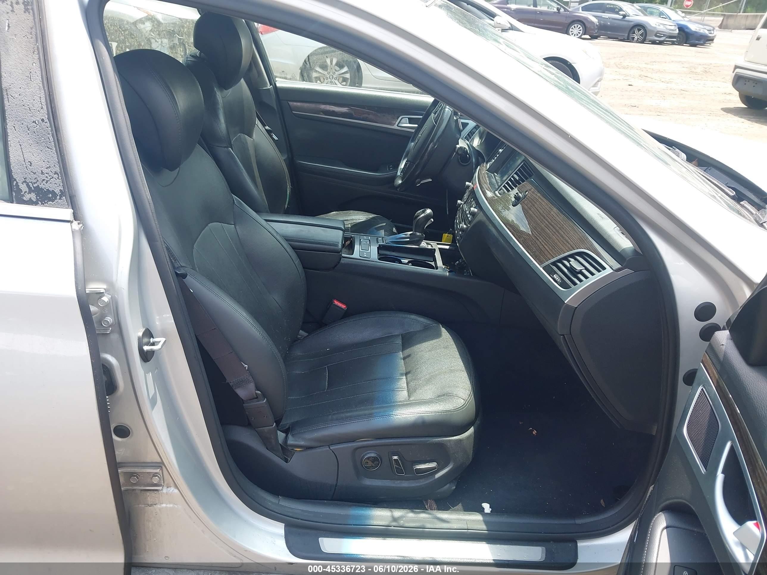 2015 Hyundai Genesis 3.8 Серебряный vin: KMHGN4JE8FU100281