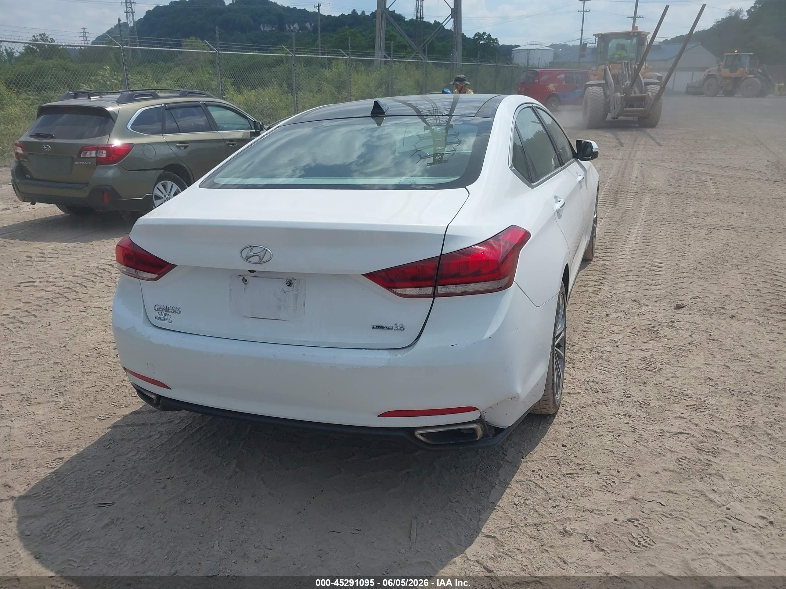 2015 Hyundai Genesis 3.8 Белый vin: KMHGN4JE9FU018124