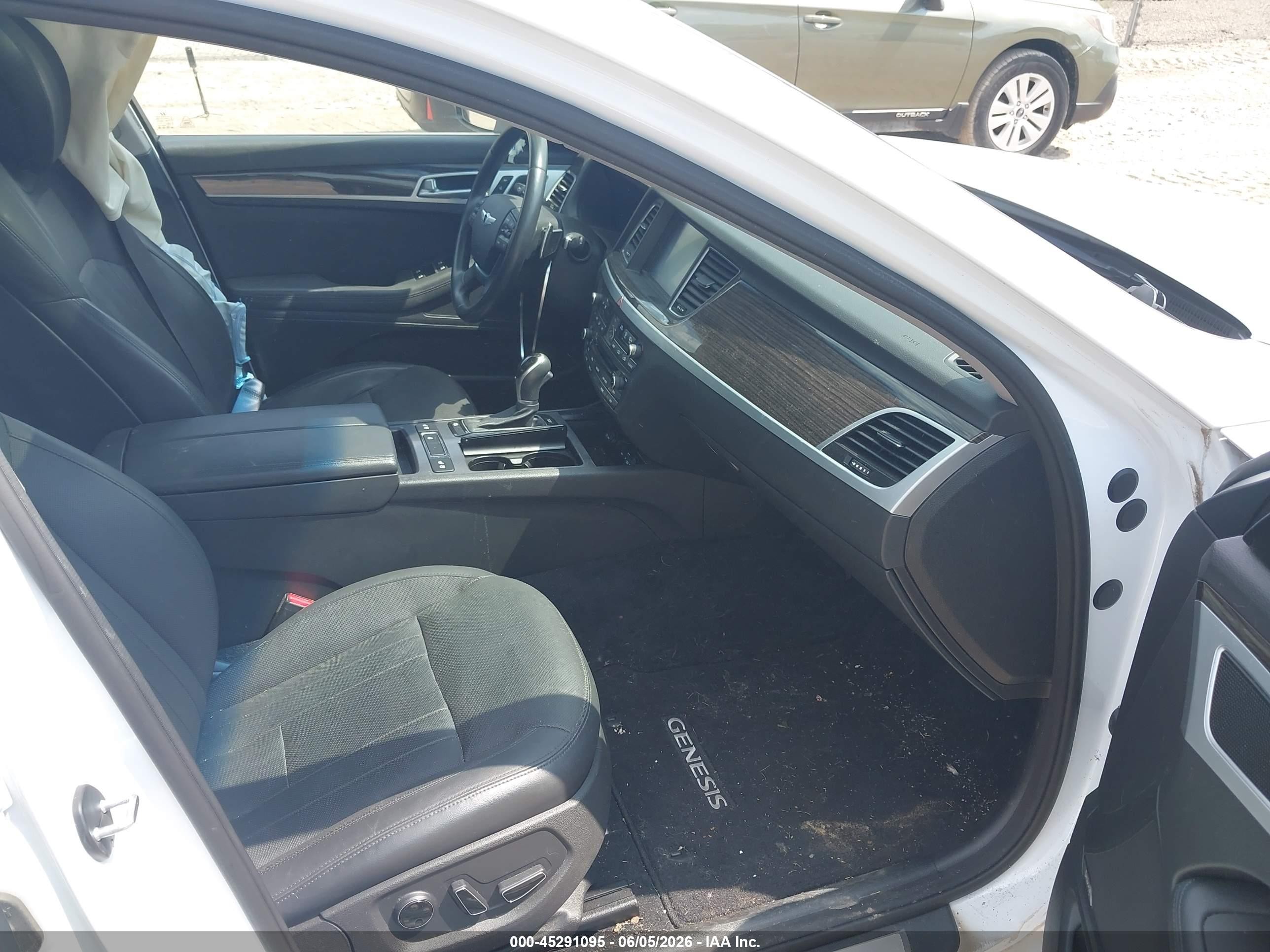 2015 Hyundai Genesis 3.8 Белый vin: KMHGN4JE9FU018124