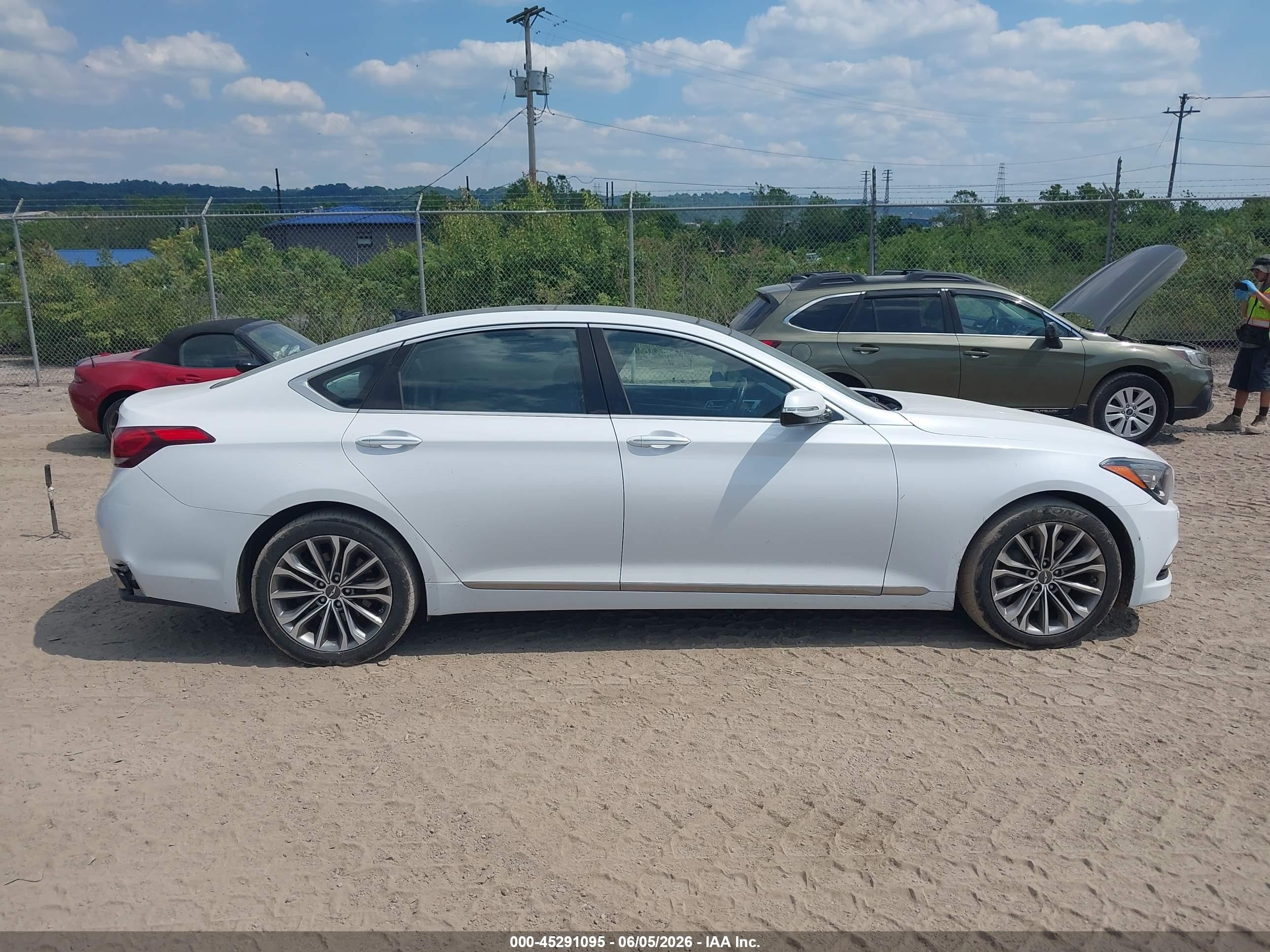 2015 Hyundai Genesis 3.8 Белый vin: KMHGN4JE9FU018124