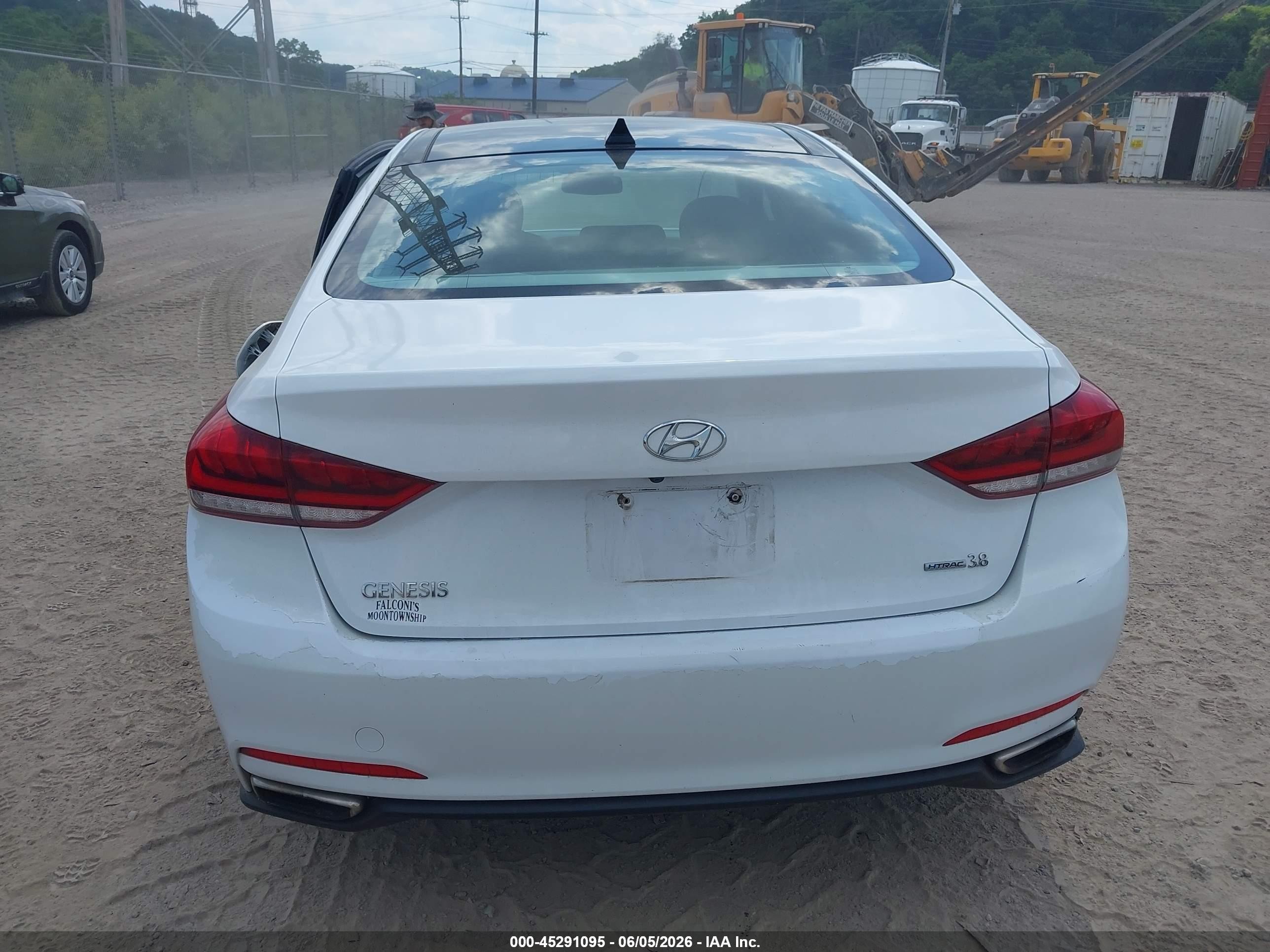 2015 Hyundai Genesis 3.8 Белый vin: KMHGN4JE9FU018124