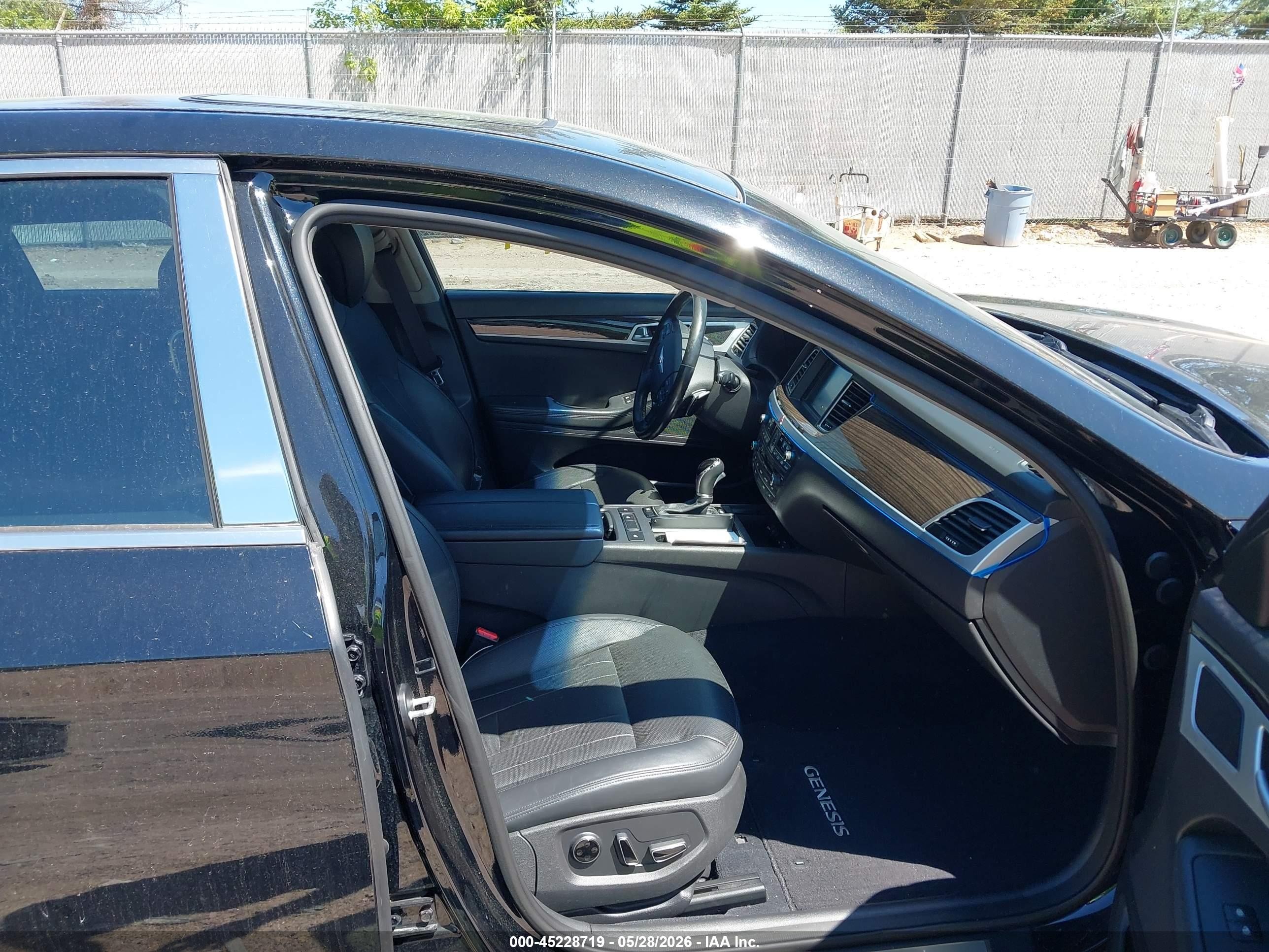 2015 Hyundai Genesis 3.8 Black vin: KMHGN4JE9FU040124