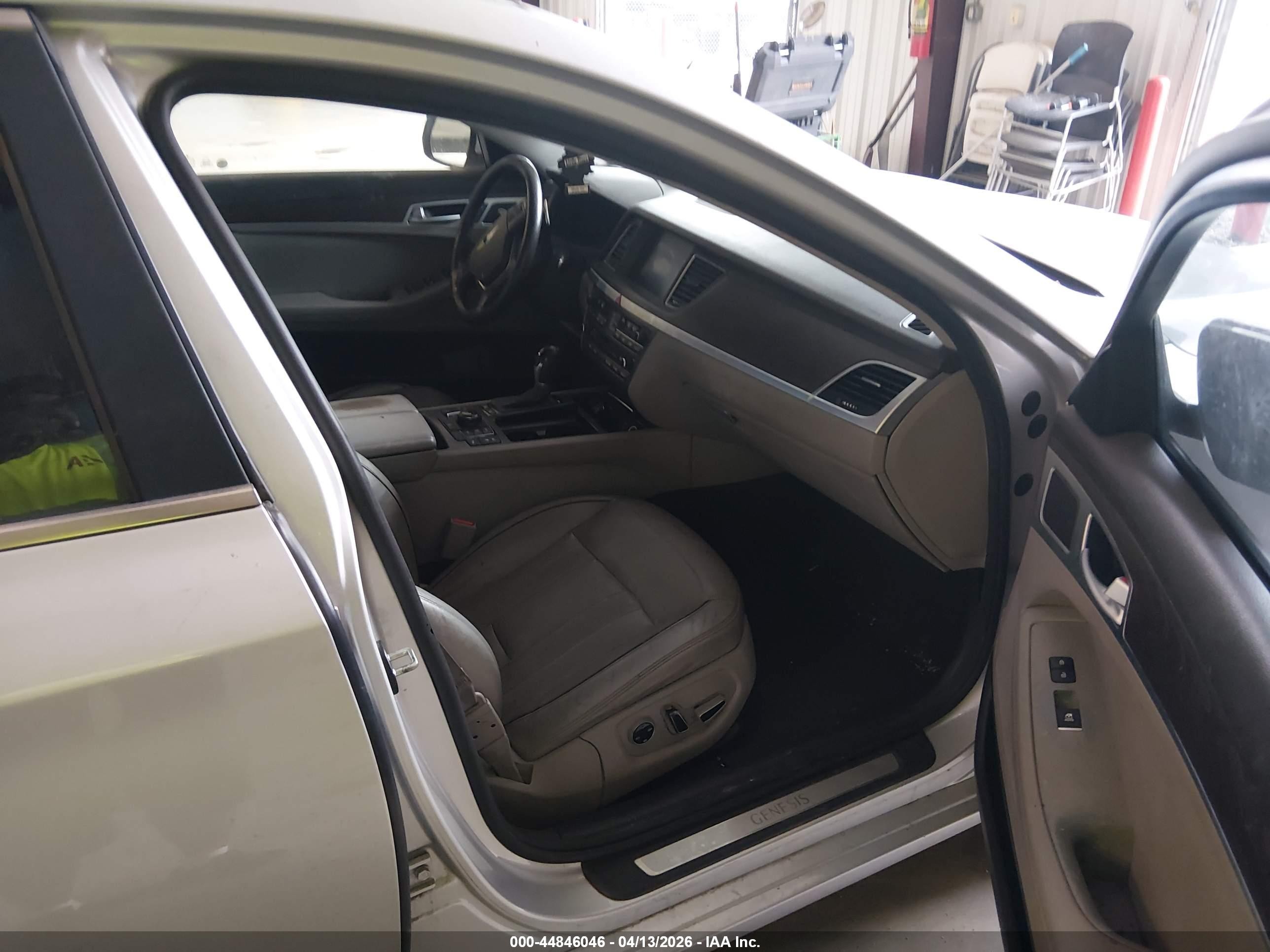 2015 Hyundai Genesis 3.8 Silver vin: KMHGN4JE9FU073754