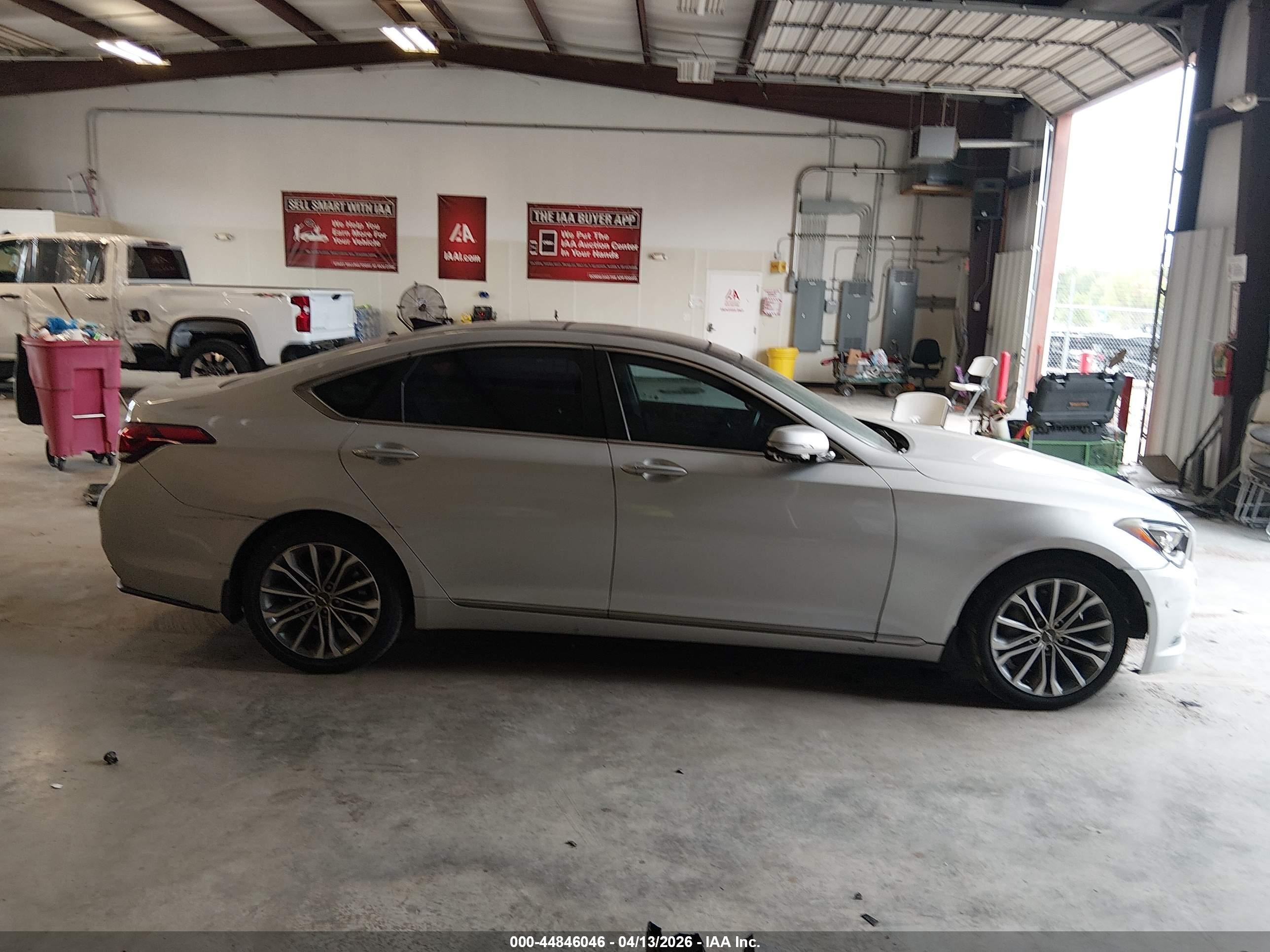 2015 Hyundai Genesis 3.8 Silver vin: KMHGN4JE9FU073754