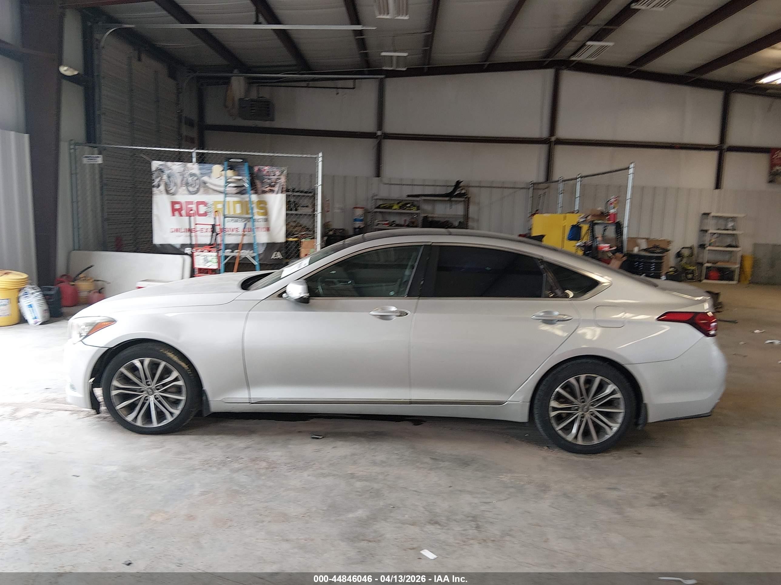 2015 Hyundai Genesis 3.8 Silver vin: KMHGN4JE9FU073754