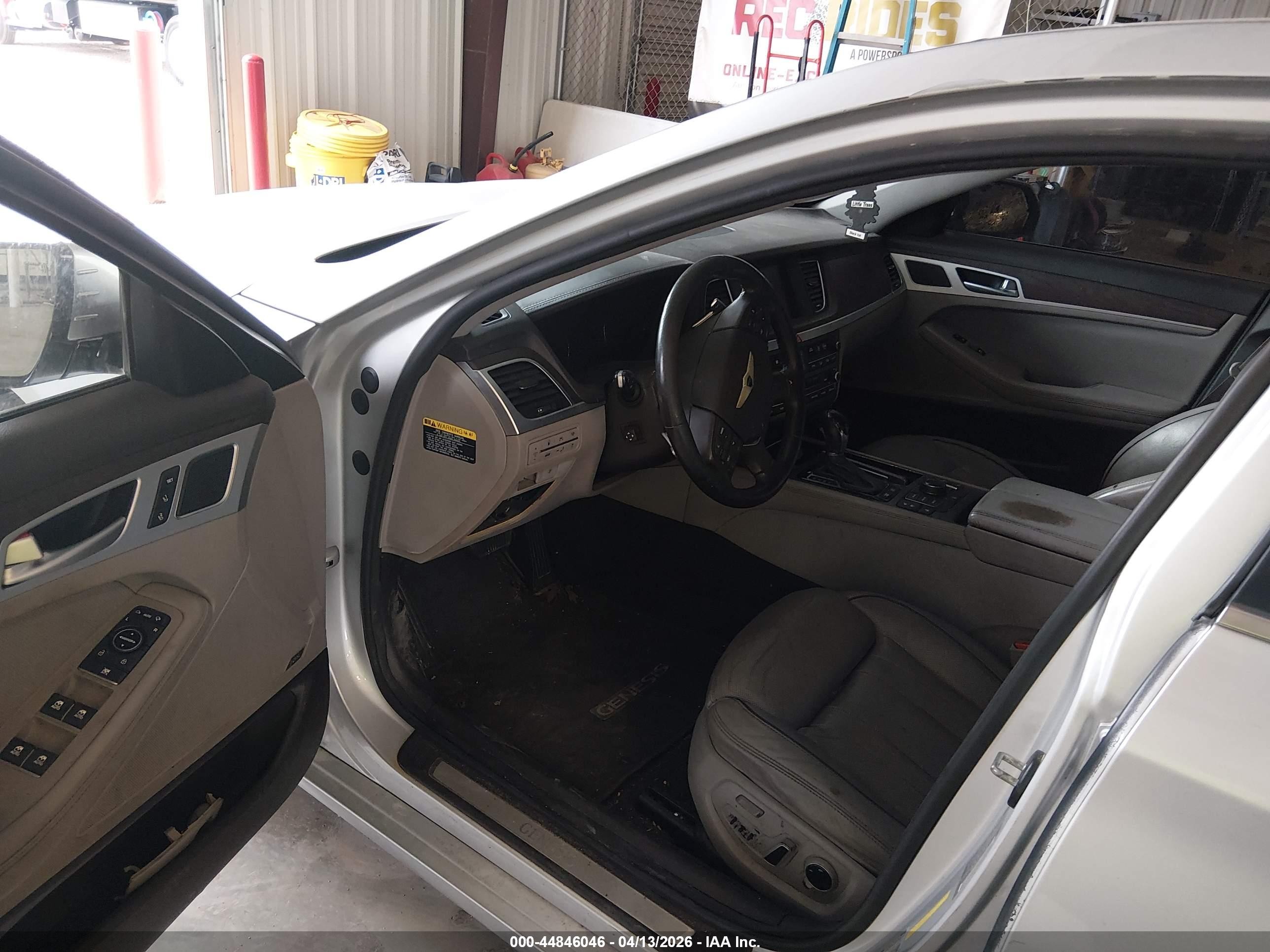 2015 Hyundai Genesis 3.8 Silver vin: KMHGN4JE9FU073754