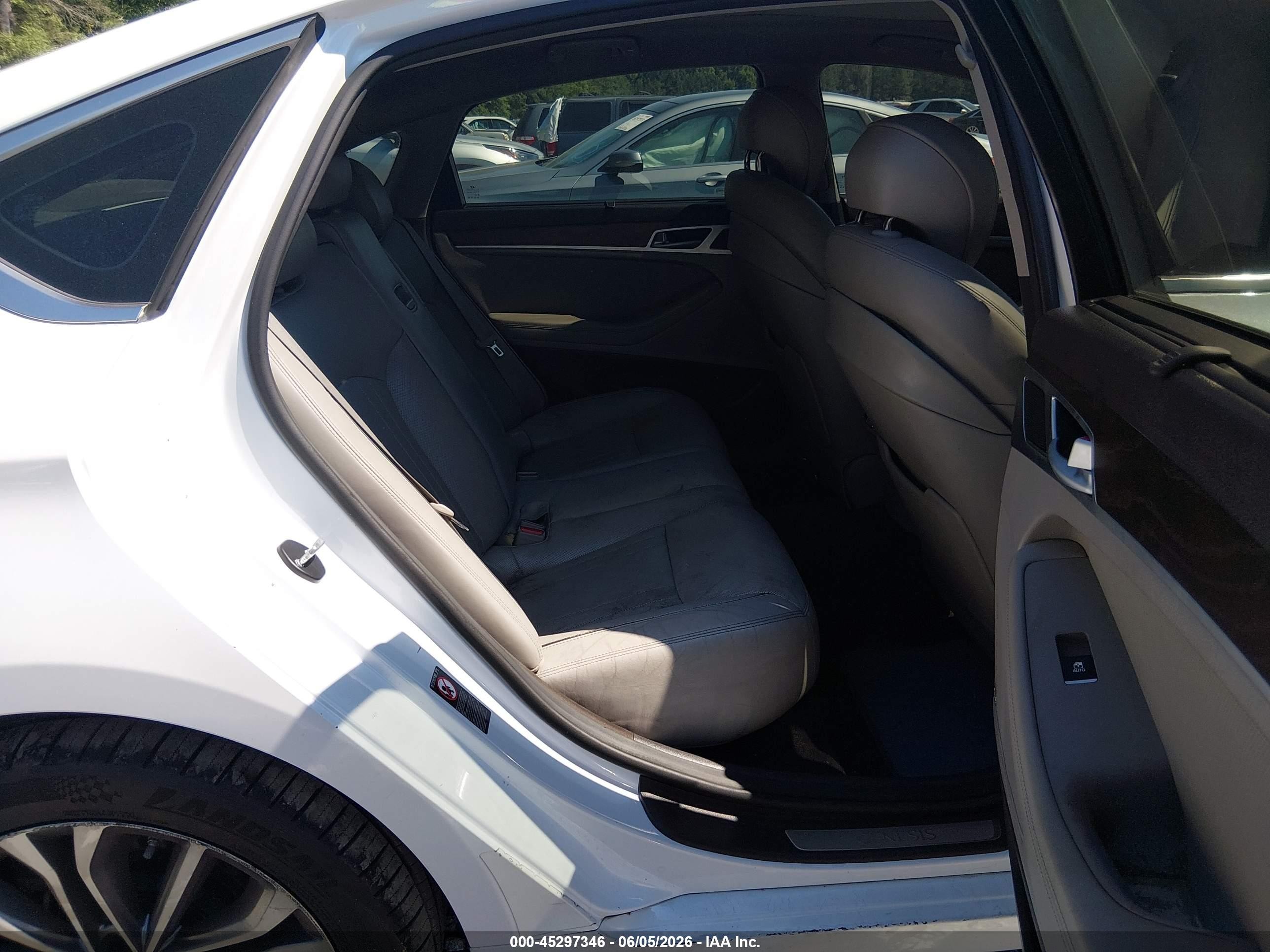2015 Hyundai Genesis 3.8 White vin: KMHGN4JE9FU089968
