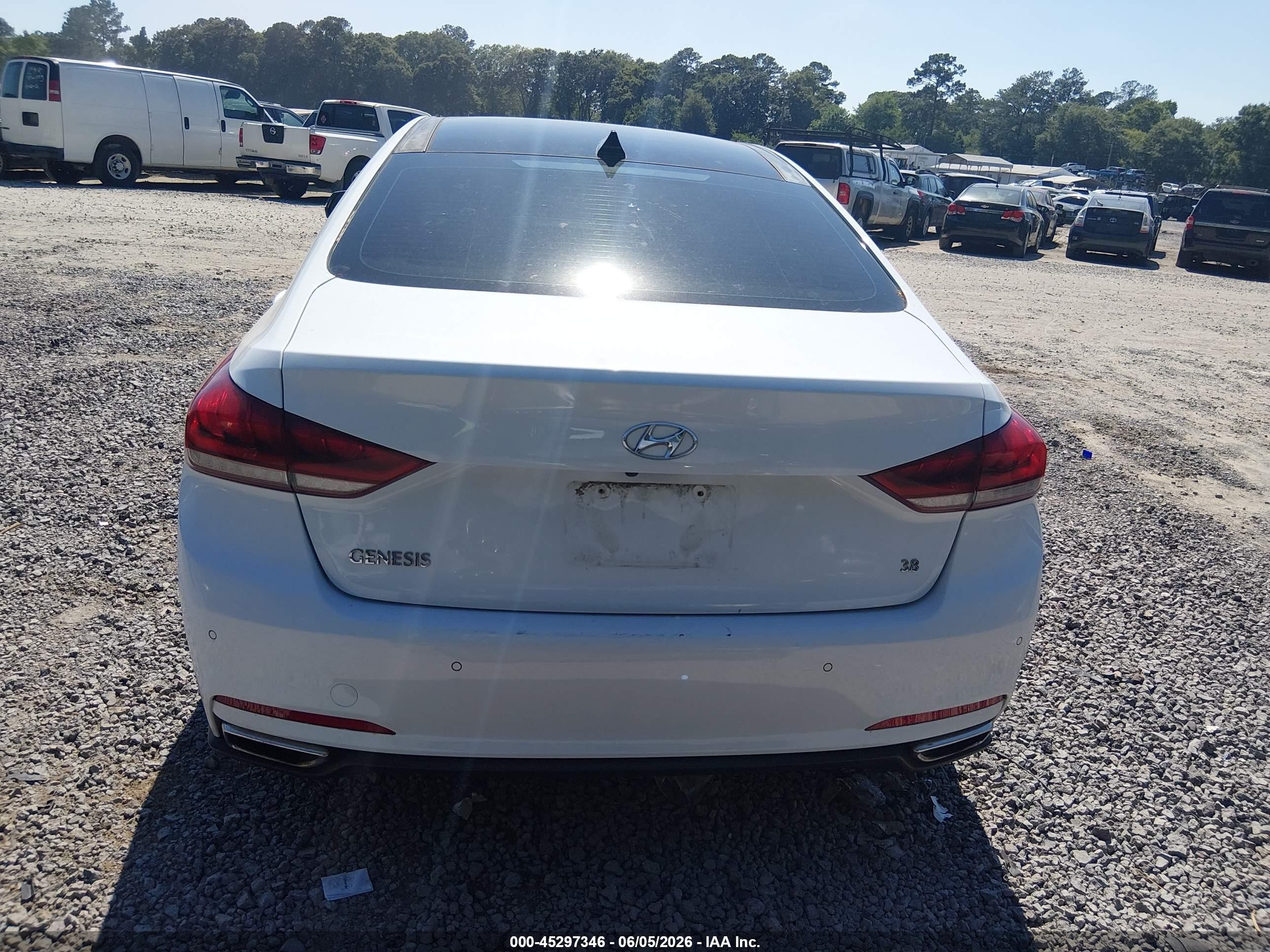 2015 Hyundai Genesis 3.8 White vin: KMHGN4JE9FU089968