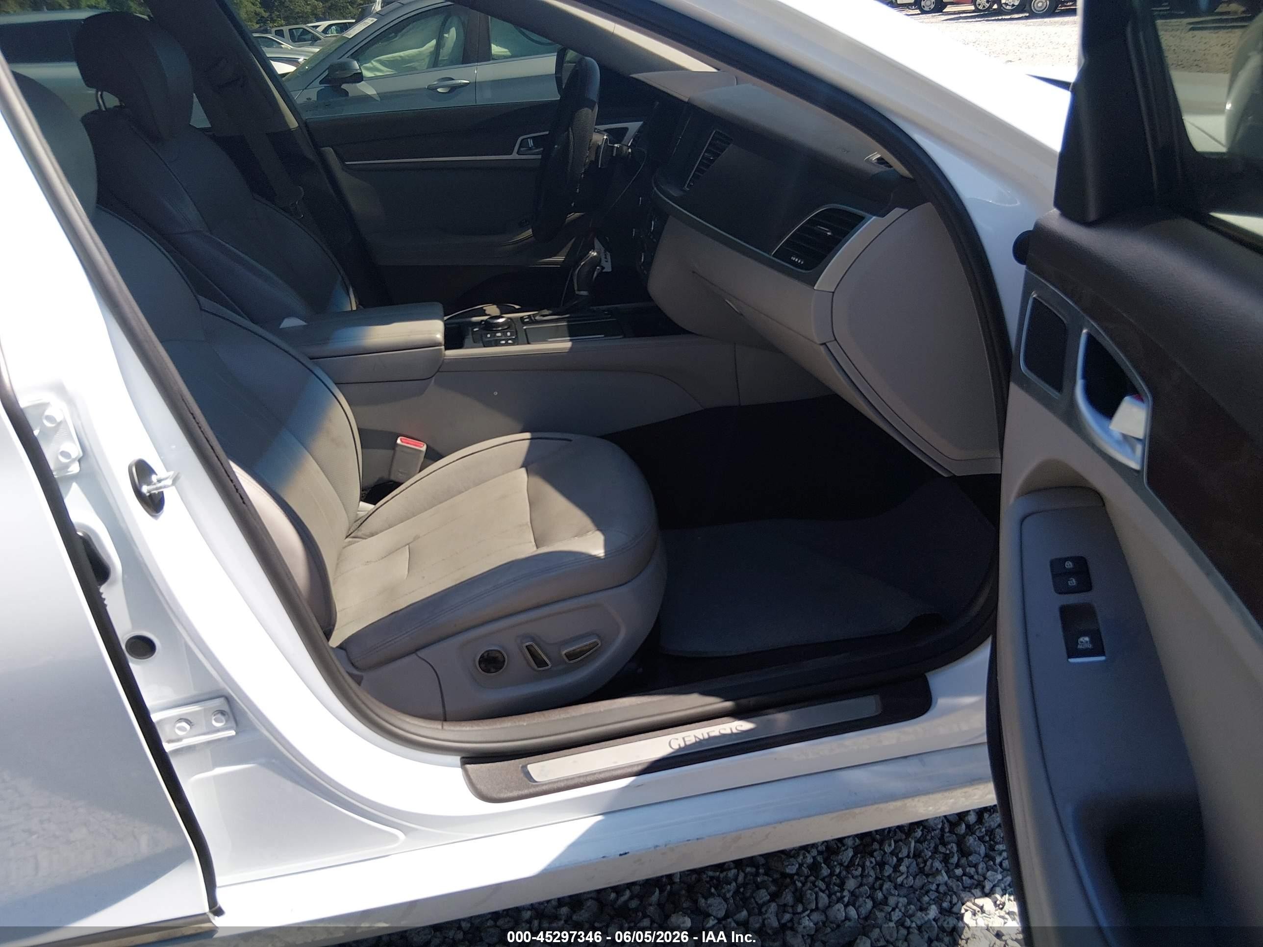 2015 Hyundai Genesis 3.8 White vin: KMHGN4JE9FU089968