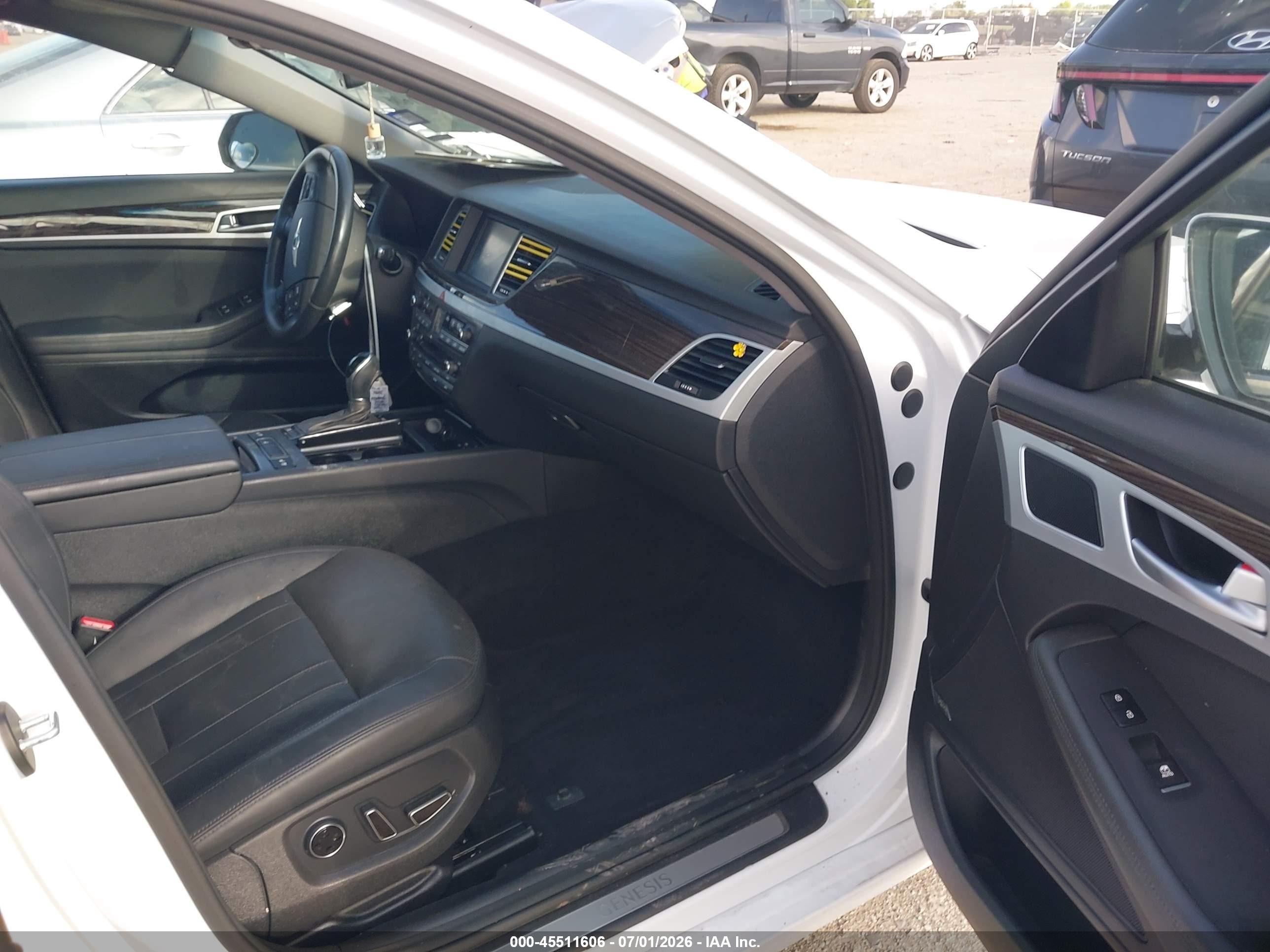 2015 Hyundai Genesis 3.8 Белый vin: KMHGN4JEXFU037569