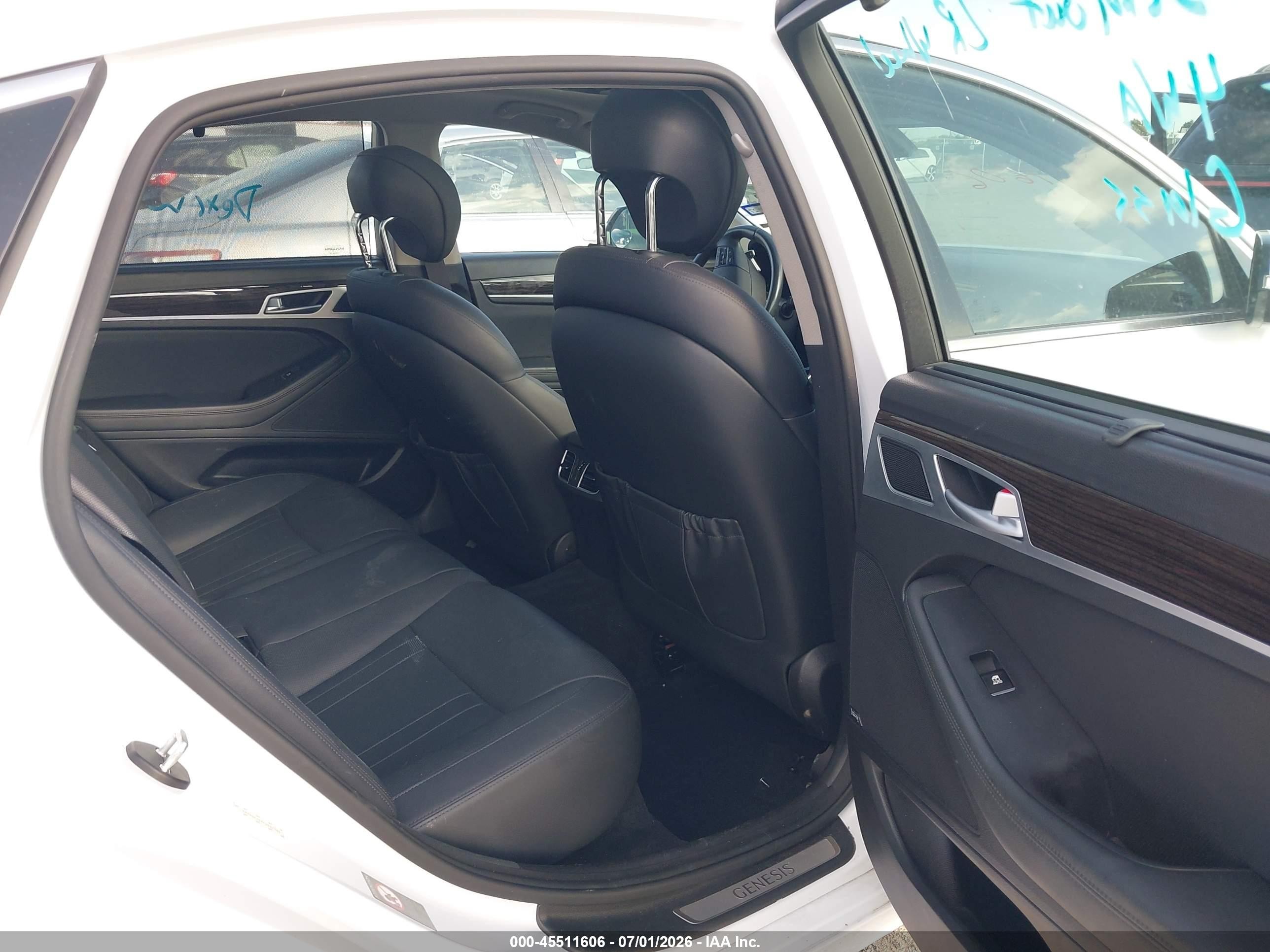 2015 Hyundai Genesis 3.8 Белый vin: KMHGN4JEXFU037569