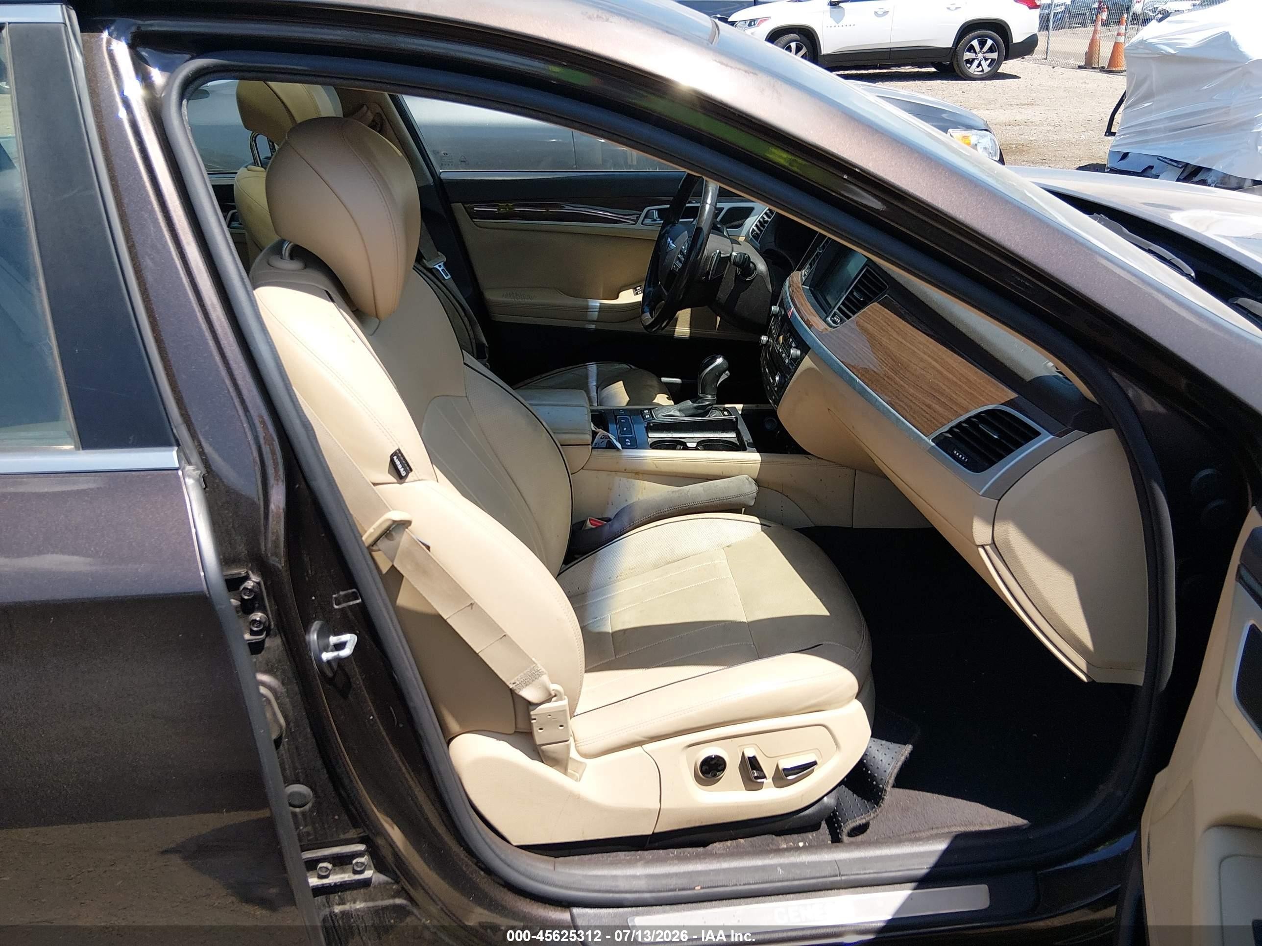 2015 Hyundai Genesis 3.8 Champagne vin: KMHGN4JEXFU064318