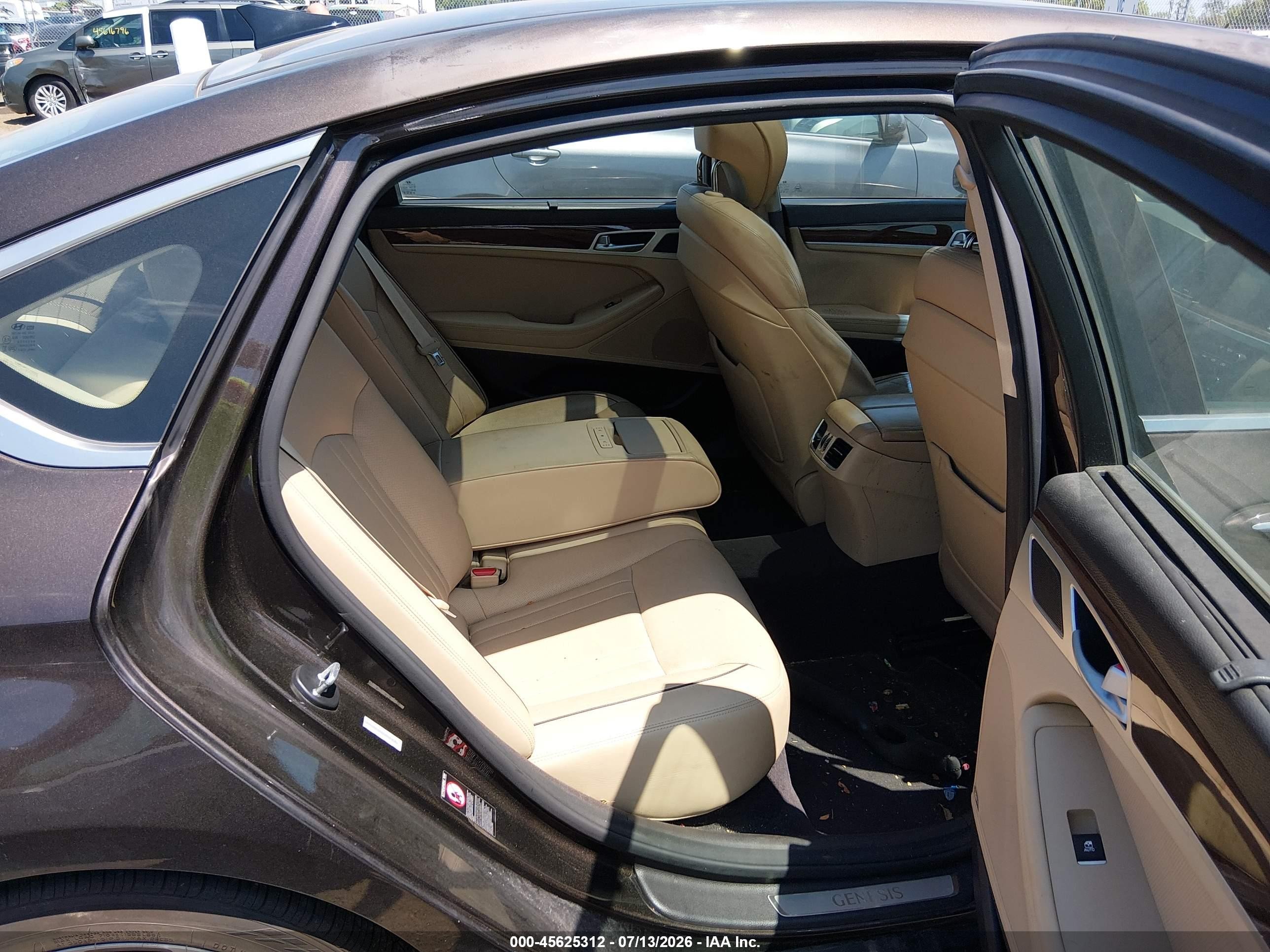 2015 Hyundai Genesis 3.8 Champagne vin: KMHGN4JEXFU064318