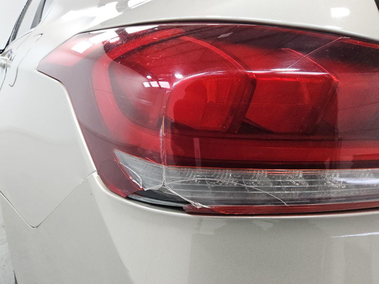 2015 Hyundai Genesis 3.8l Бежевый vin: KMHGN4JEXFU075223 Damage: Left Tail Light, Broken, Replacement Required