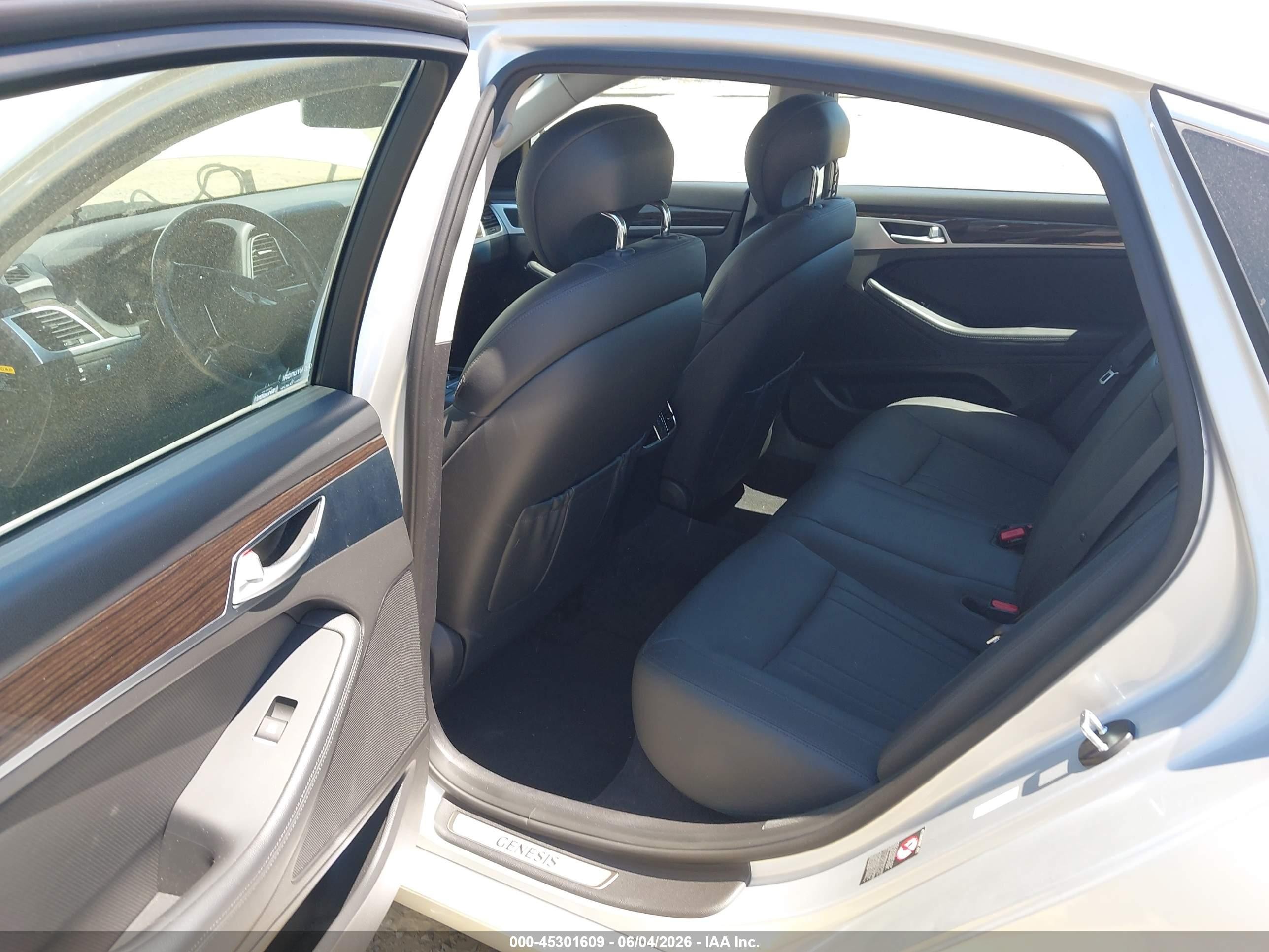 2015 Hyundai Genesis 3.8 Silver vin: KMHGN4JEXFU082091