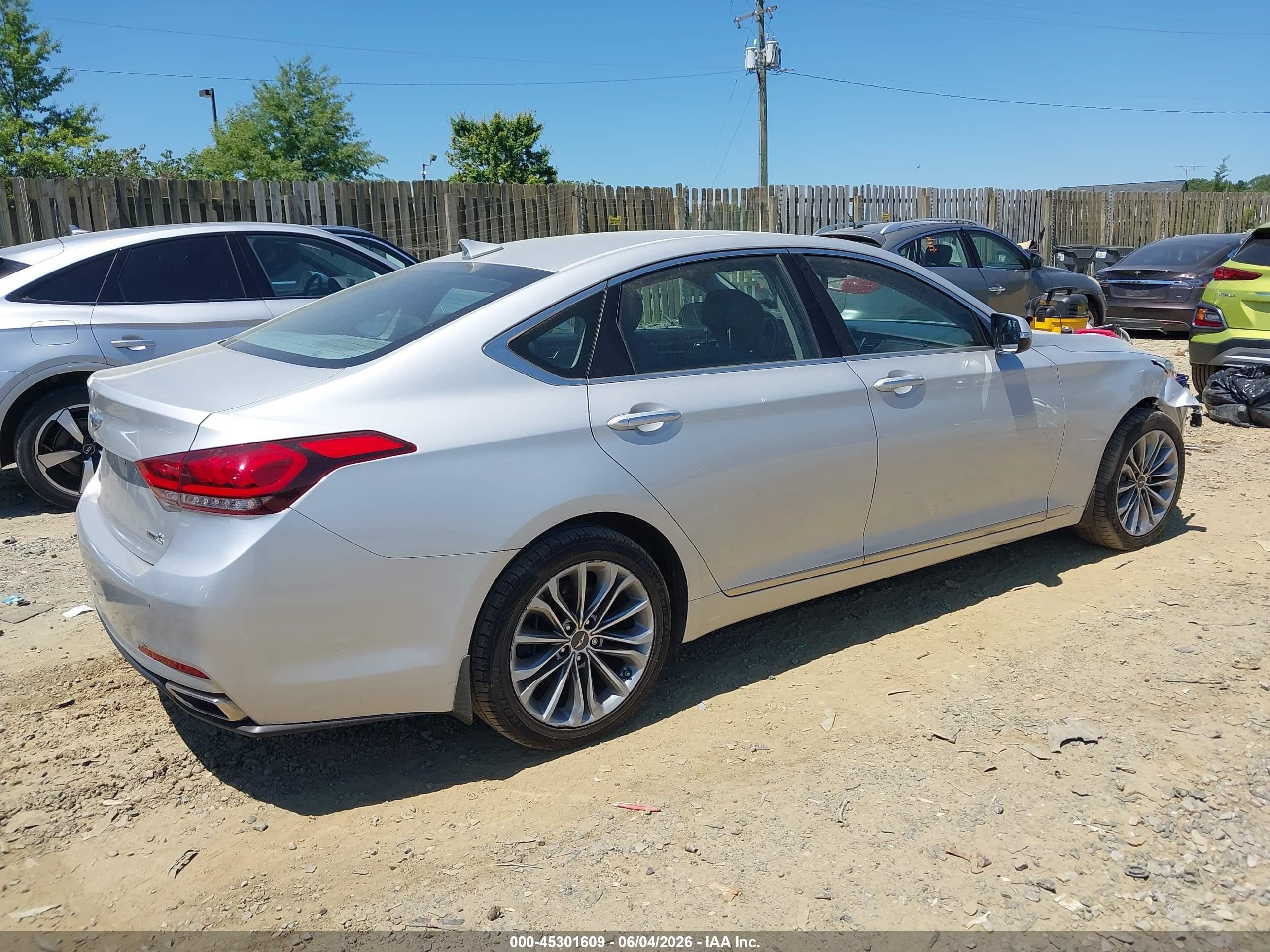 2015 Hyundai Genesis 3.8 Silver vin: KMHGN4JEXFU082091