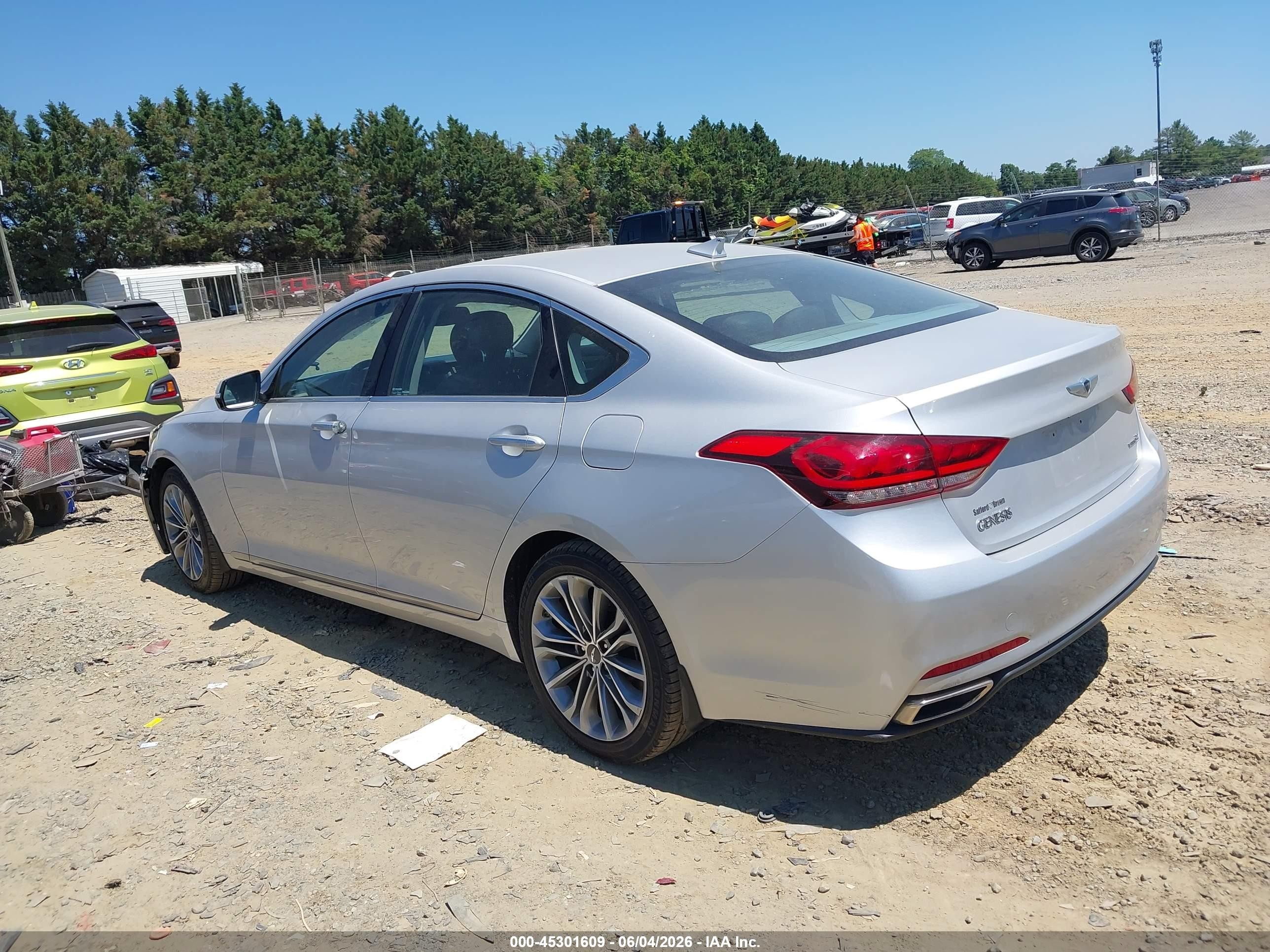2015 Hyundai Genesis 3.8 Silver vin: KMHGN4JEXFU082091