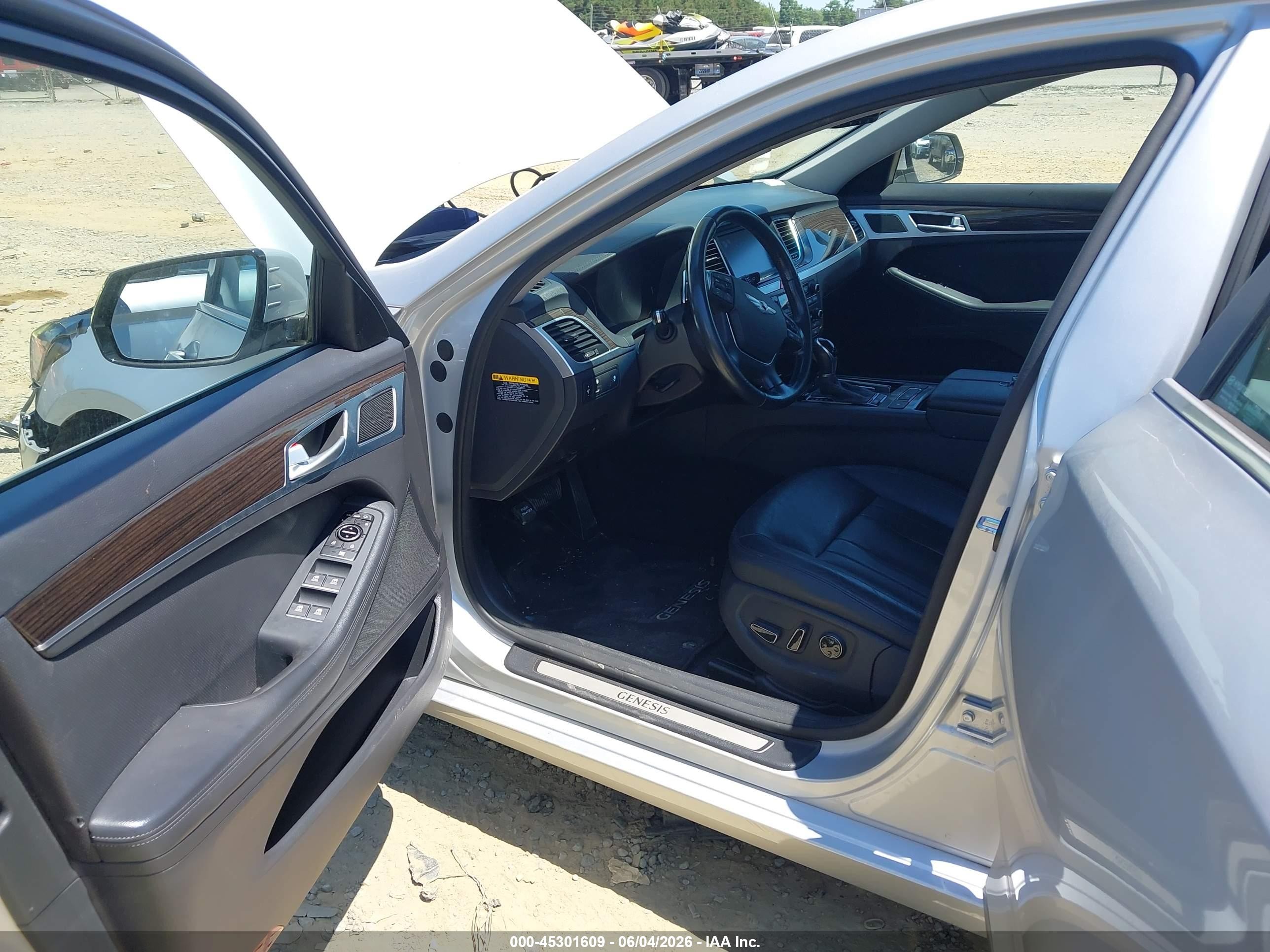 2015 Hyundai Genesis 3.8 Silver vin: KMHGN4JEXFU082091