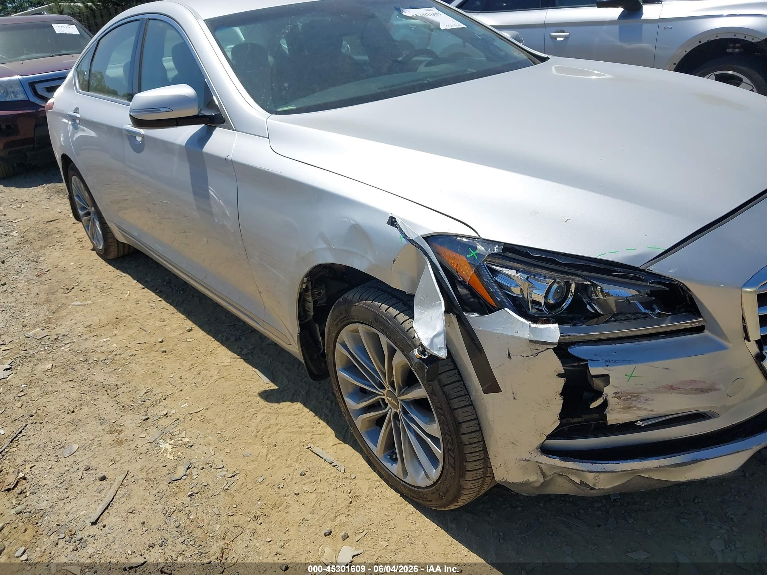 2015 Hyundai Genesis 3.8 Silver vin: KMHGN4JEXFU082091