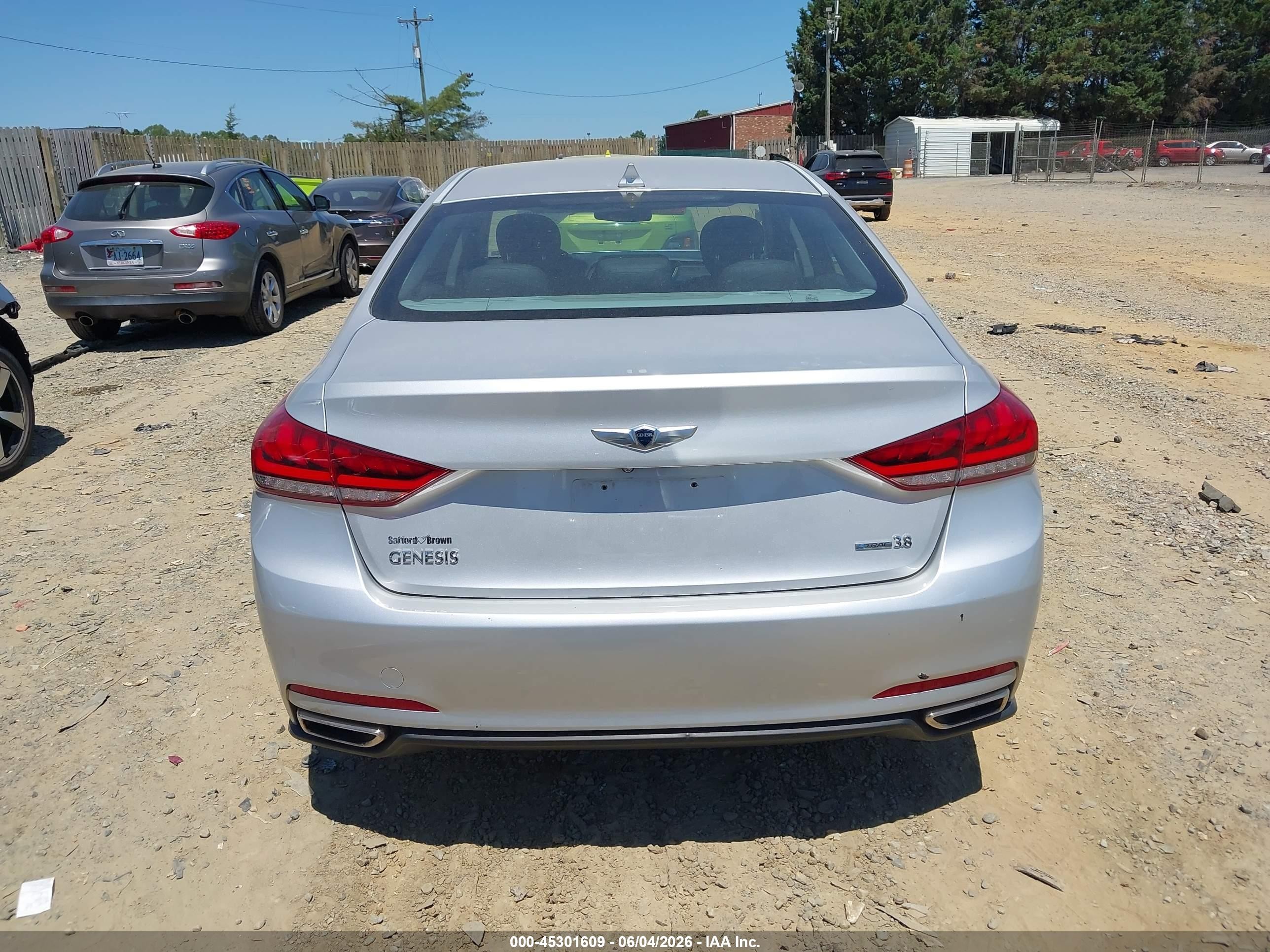 2015 Hyundai Genesis 3.8 Silver vin: KMHGN4JEXFU082091