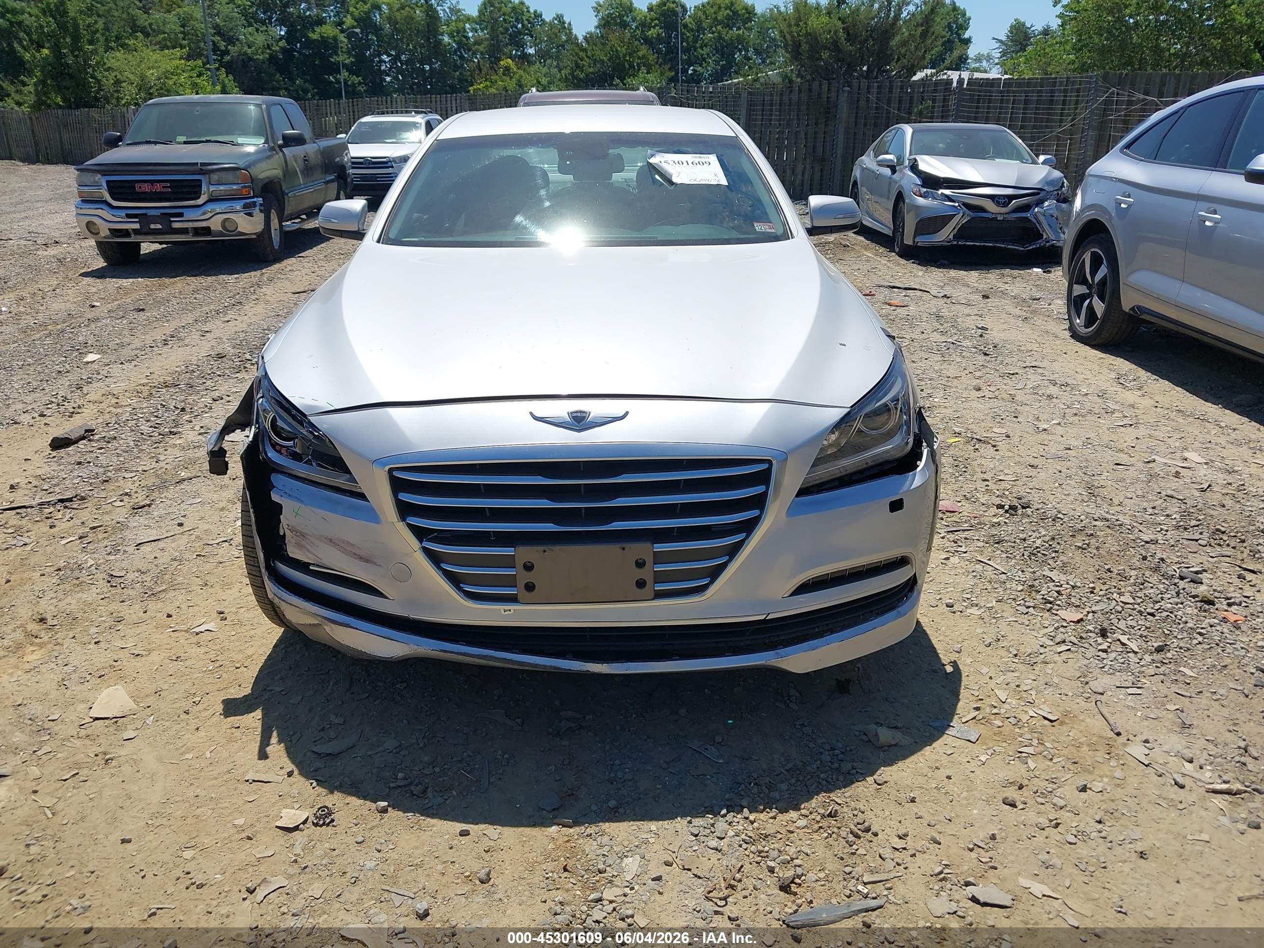 2015 Hyundai Genesis 3.8 Silver vin: KMHGN4JEXFU082091