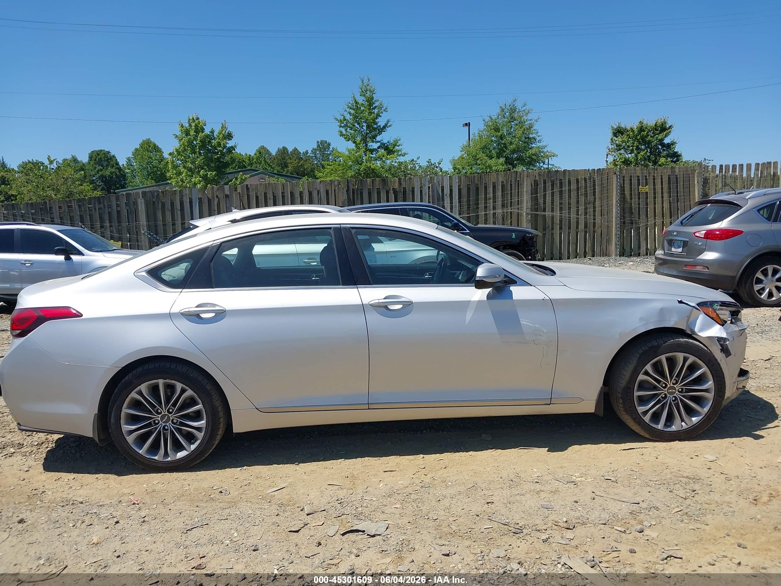 2015 Hyundai Genesis 3.8 Silver vin: KMHGN4JEXFU082091