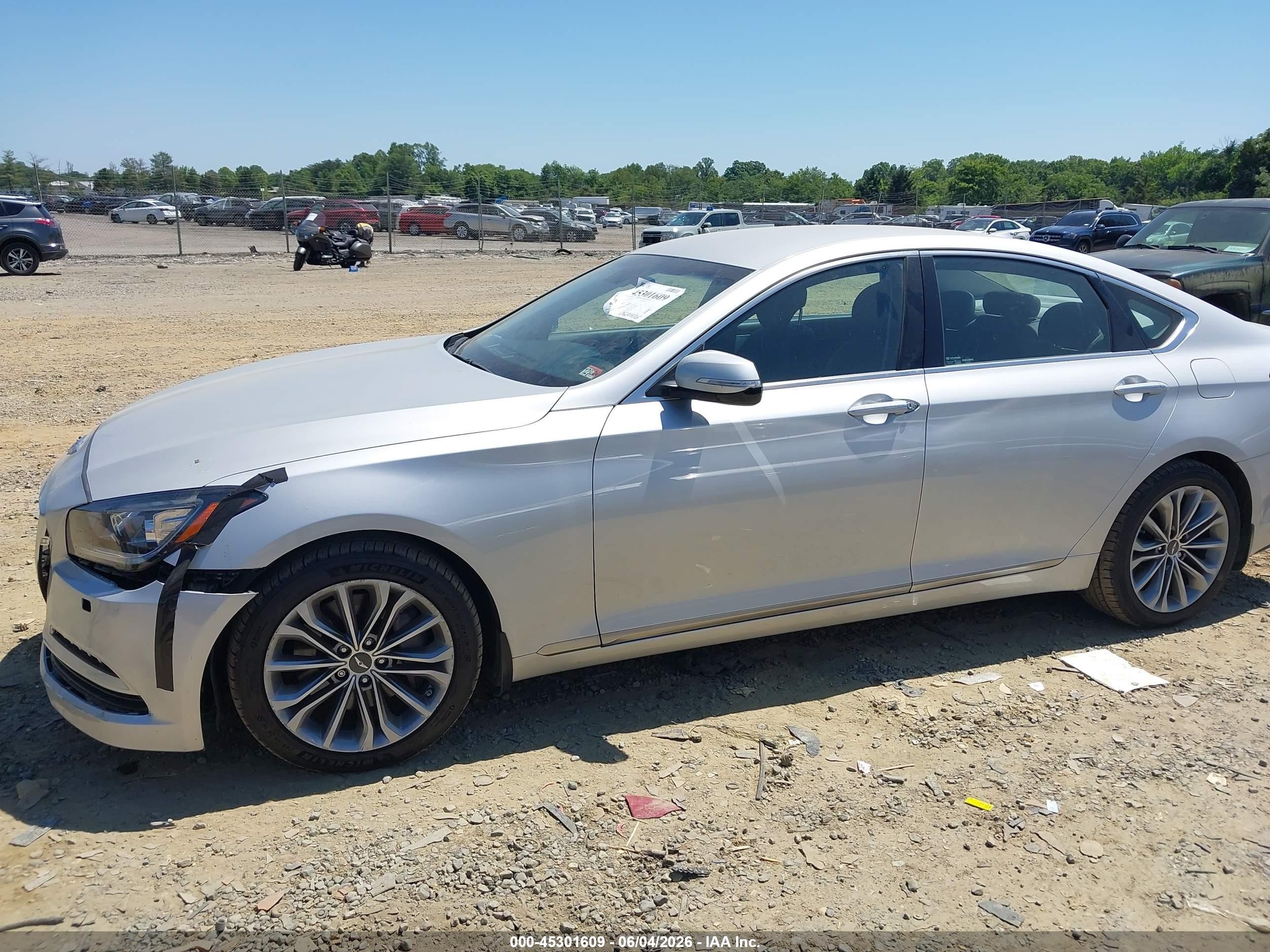2015 Hyundai Genesis 3.8 Silver vin: KMHGN4JEXFU082091