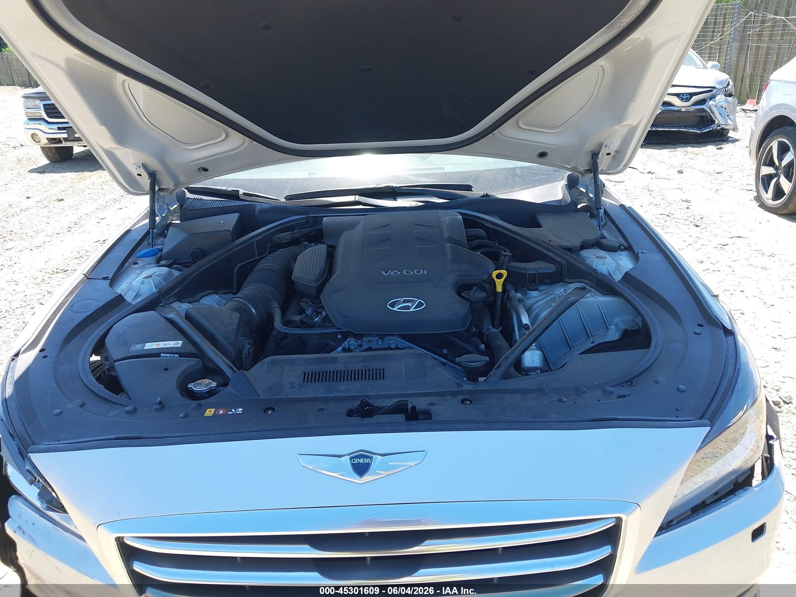 2015 Hyundai Genesis 3.8 Silver vin: KMHGN4JEXFU082091