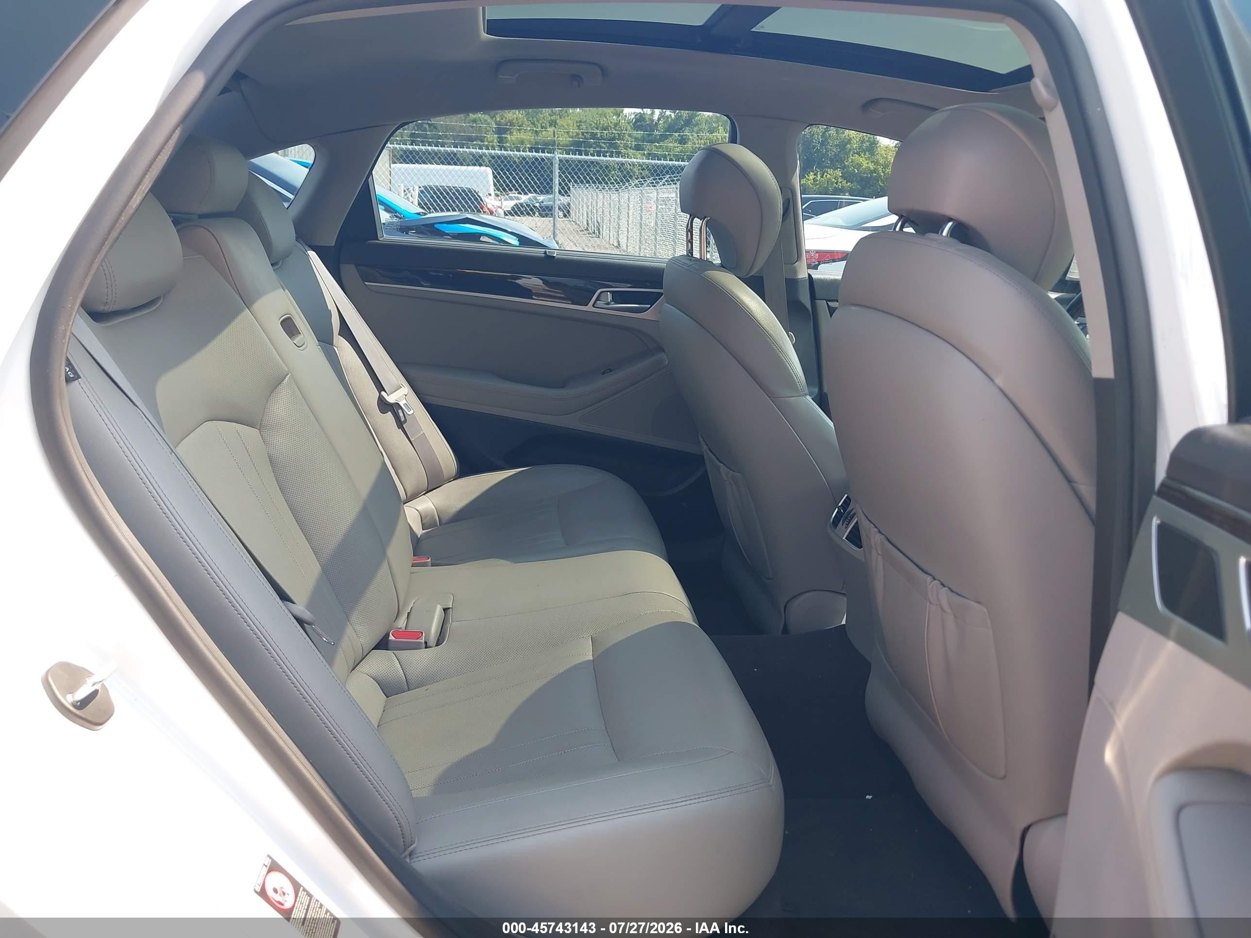 2015 Hyundai Genesis 3.8 White vin: KMHGN4JEXFU086500