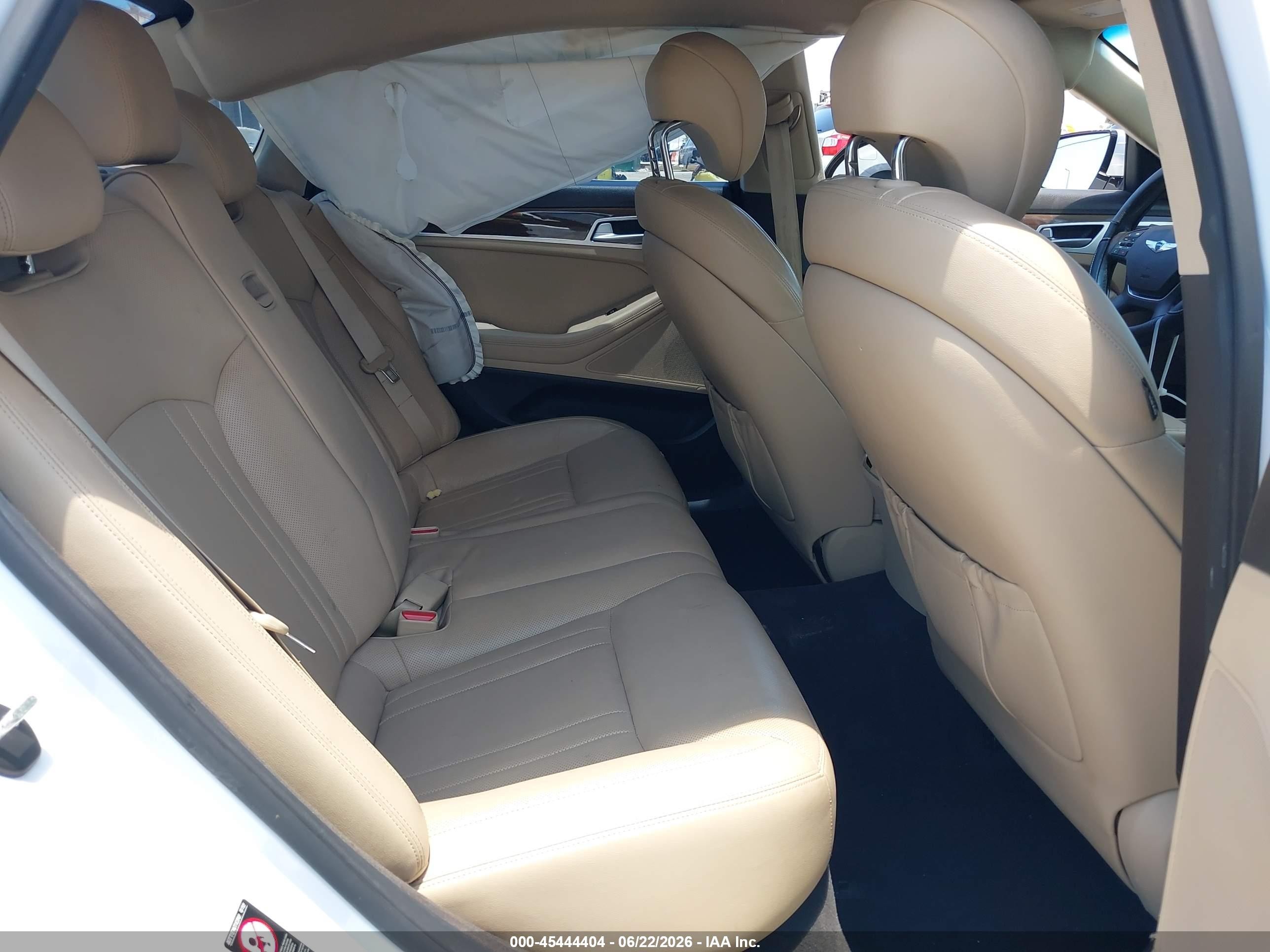 2015 Hyundai Genesis 3.8 White vin: KMHGN4JEXFU098632