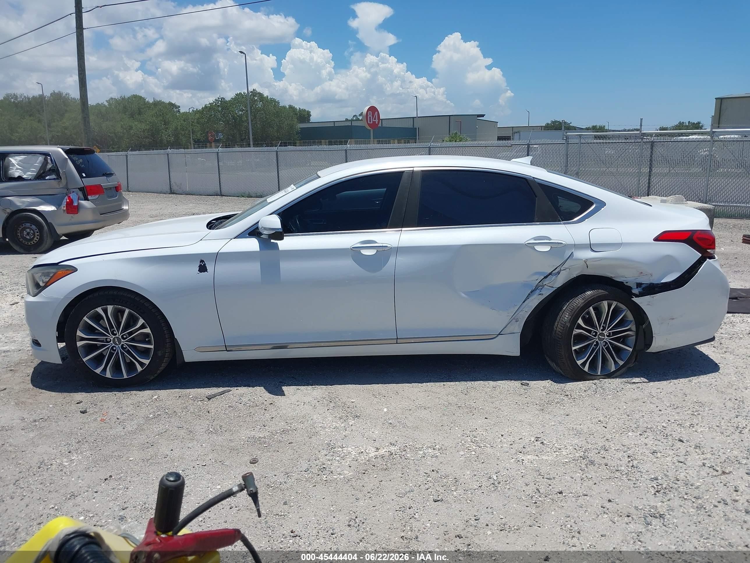2015 Hyundai Genesis 3.8 White vin: KMHGN4JEXFU098632