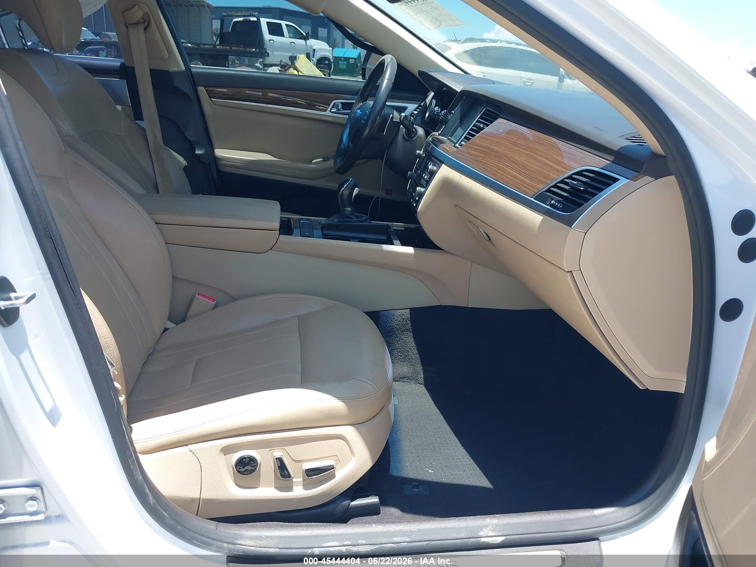 2015 Hyundai Genesis 3.8 White vin: KMHGN4JEXFU098632