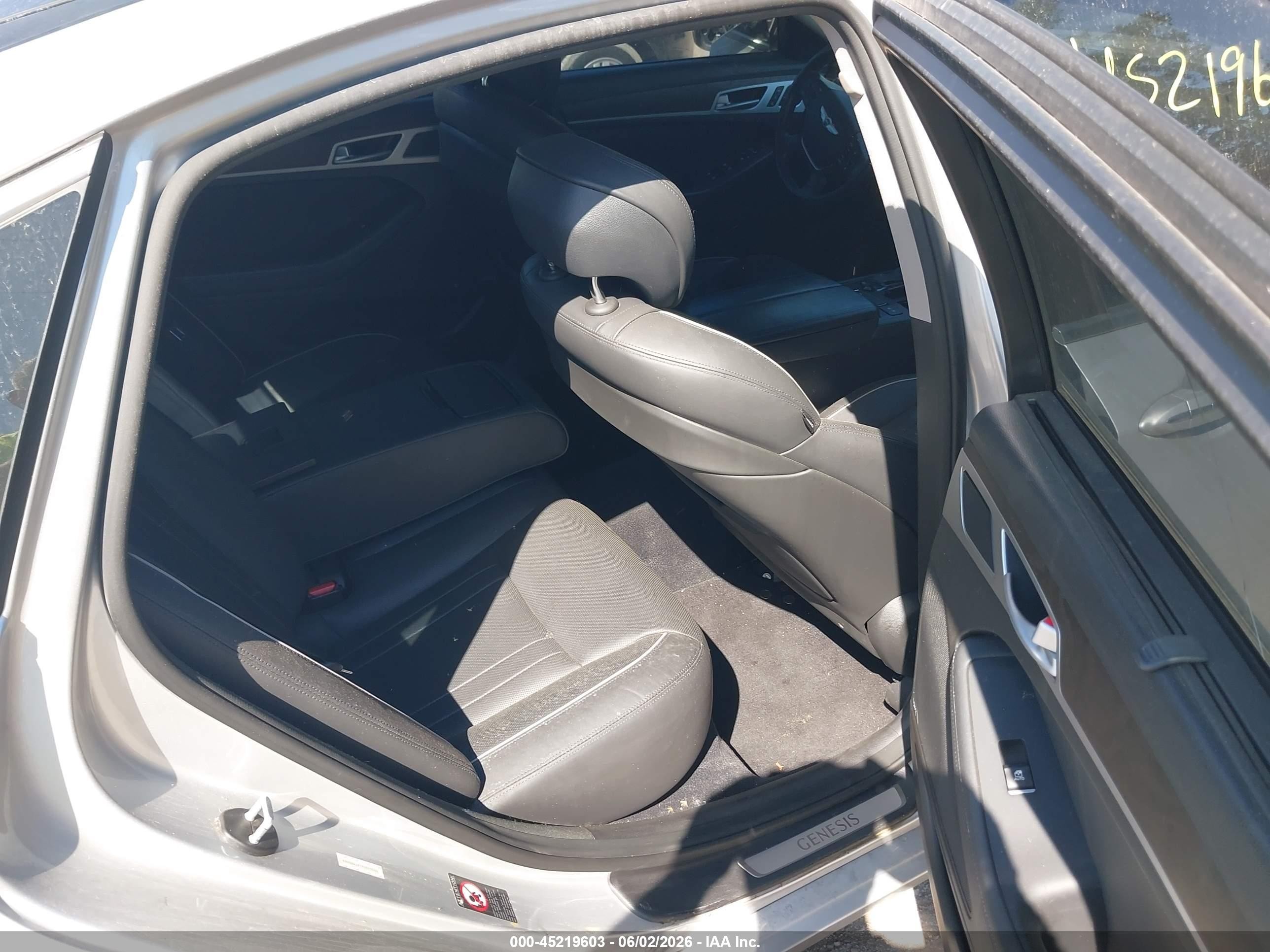 2015 Hyundai Genesis 5.0 Silver vin: KMHGN4JF1FU053040