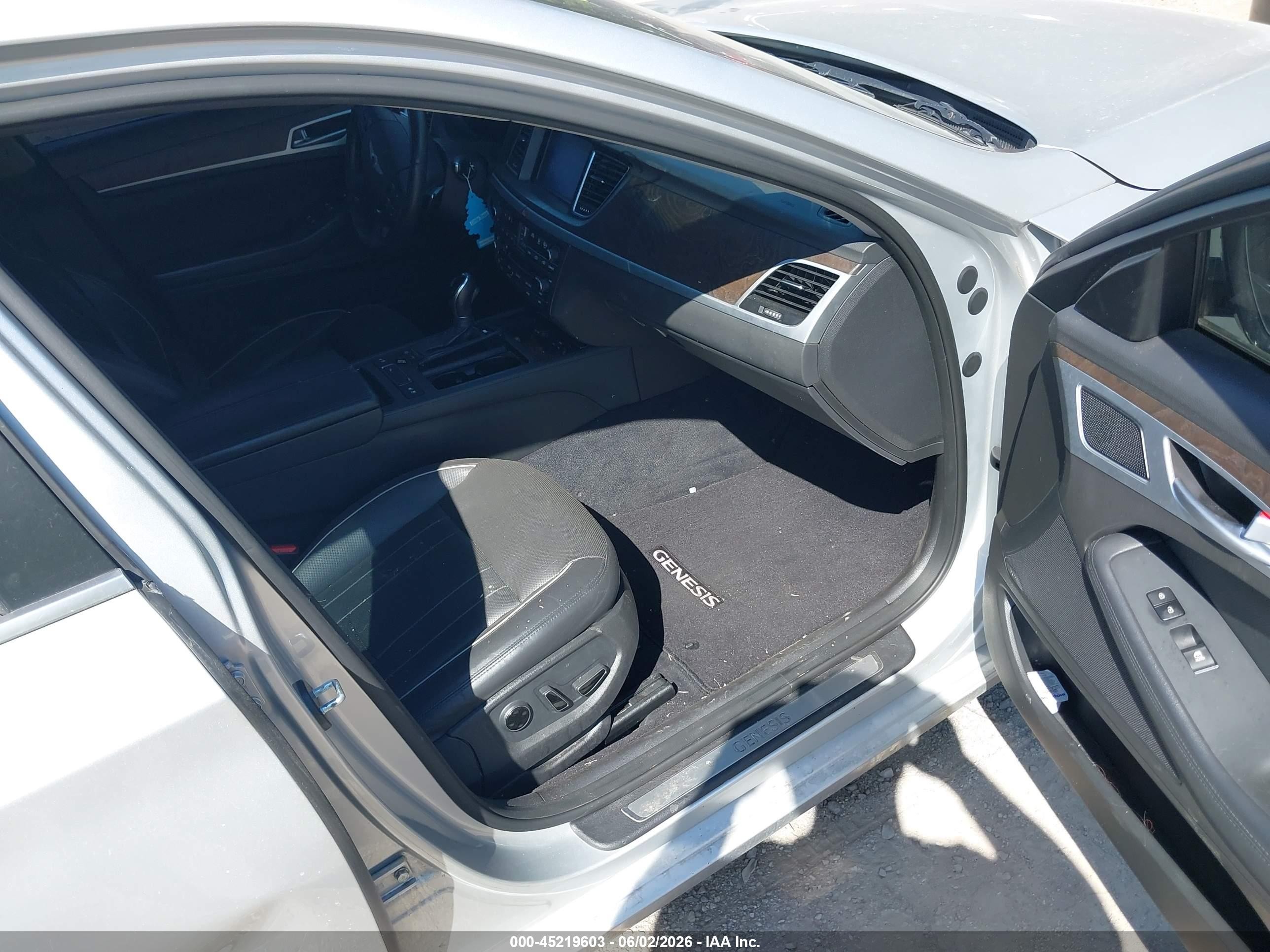 2015 Hyundai Genesis 5.0 Silver vin: KMHGN4JF1FU053040