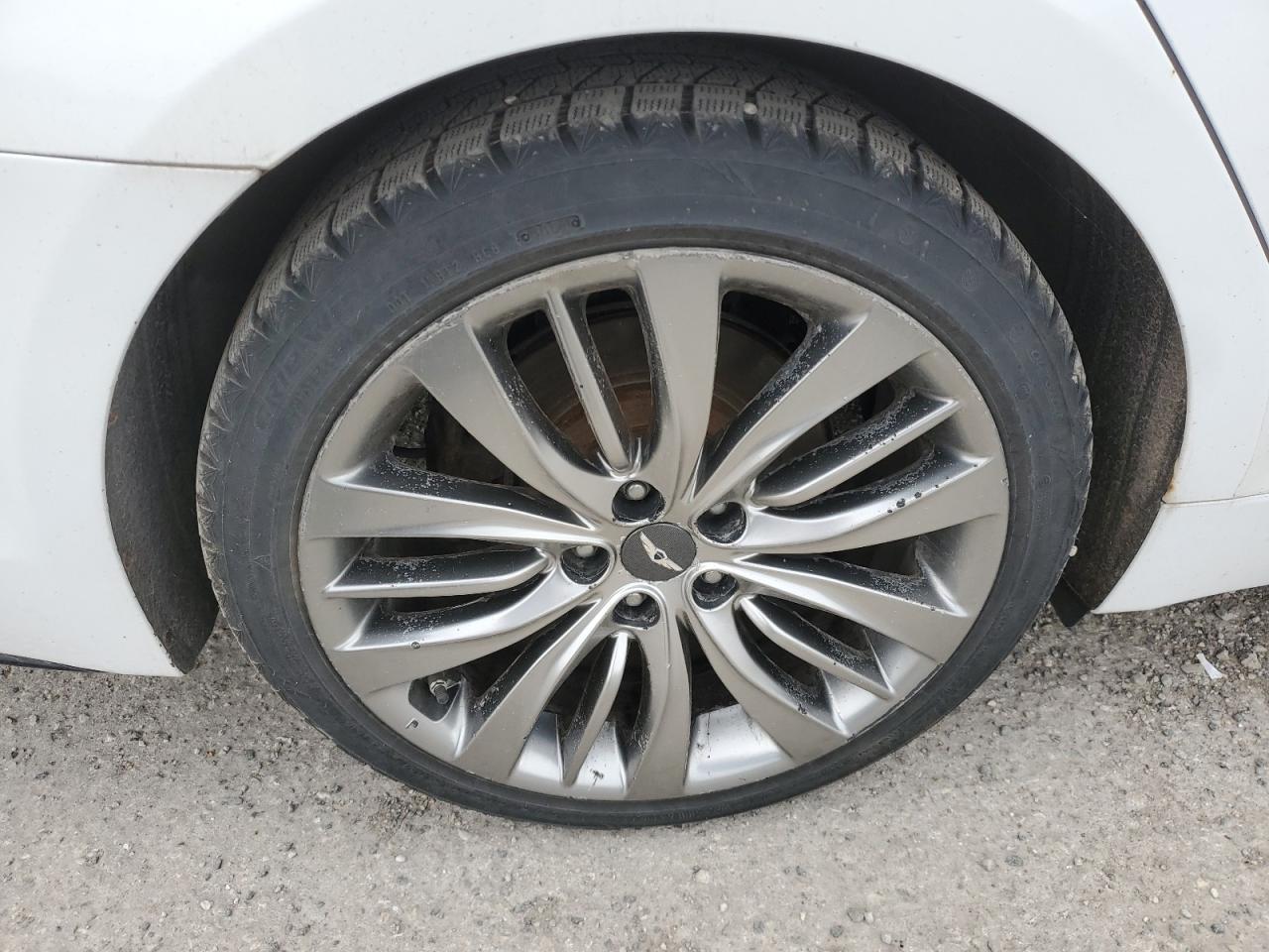 2015 Hyundai Genesis 5.0l White vin: KMHGN4JF2FU017535 Damage: Right Rear Wheel, Curb Rash, > 12 Inches