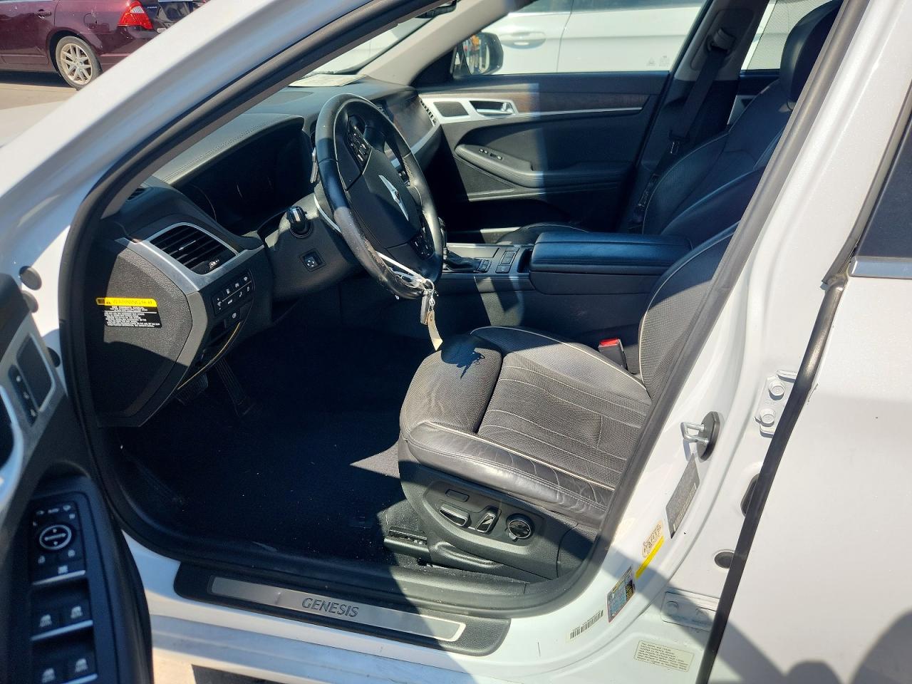 2015 Hyundai Genesis 5.0l White vin: KMHGN4JF2FU053497