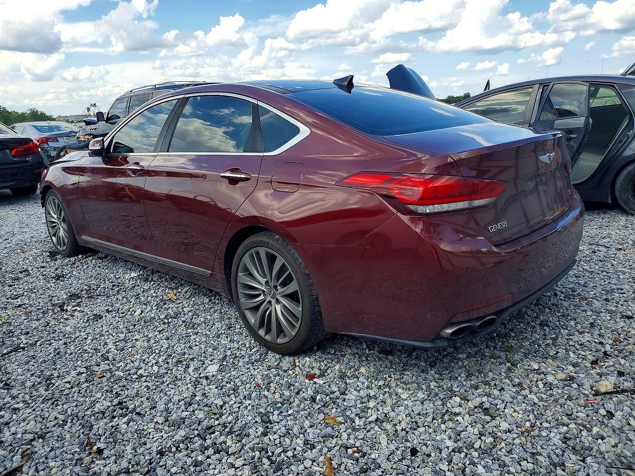 2015 Hyundai Genesis 5.0l Red vin: KMHGN4JF5FU082010