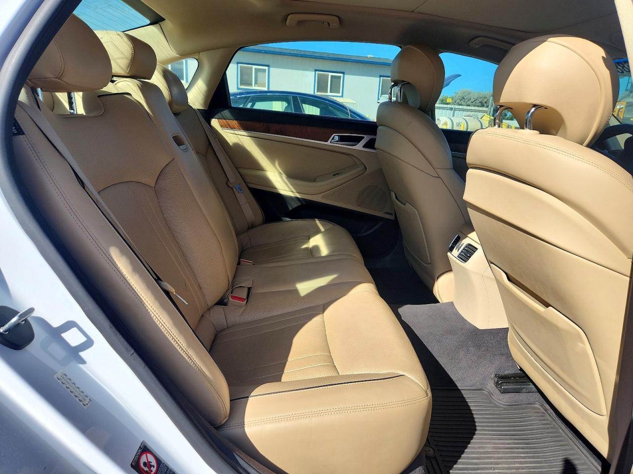 2015 Hyundai Genesis 5.0l White vin: KMHGN4JF5FU102708